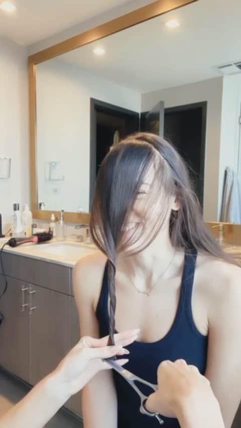 ホープ・ビールのインスタグラム：「Yall, @classic_mk let me cut her hair 🙃Give me a task and I’ll do my best but we all know I jacked her up. Thank goodness she went to a professional and it’s now fixed 🤣 I swear we didn’t drink until after the haircut 👀」