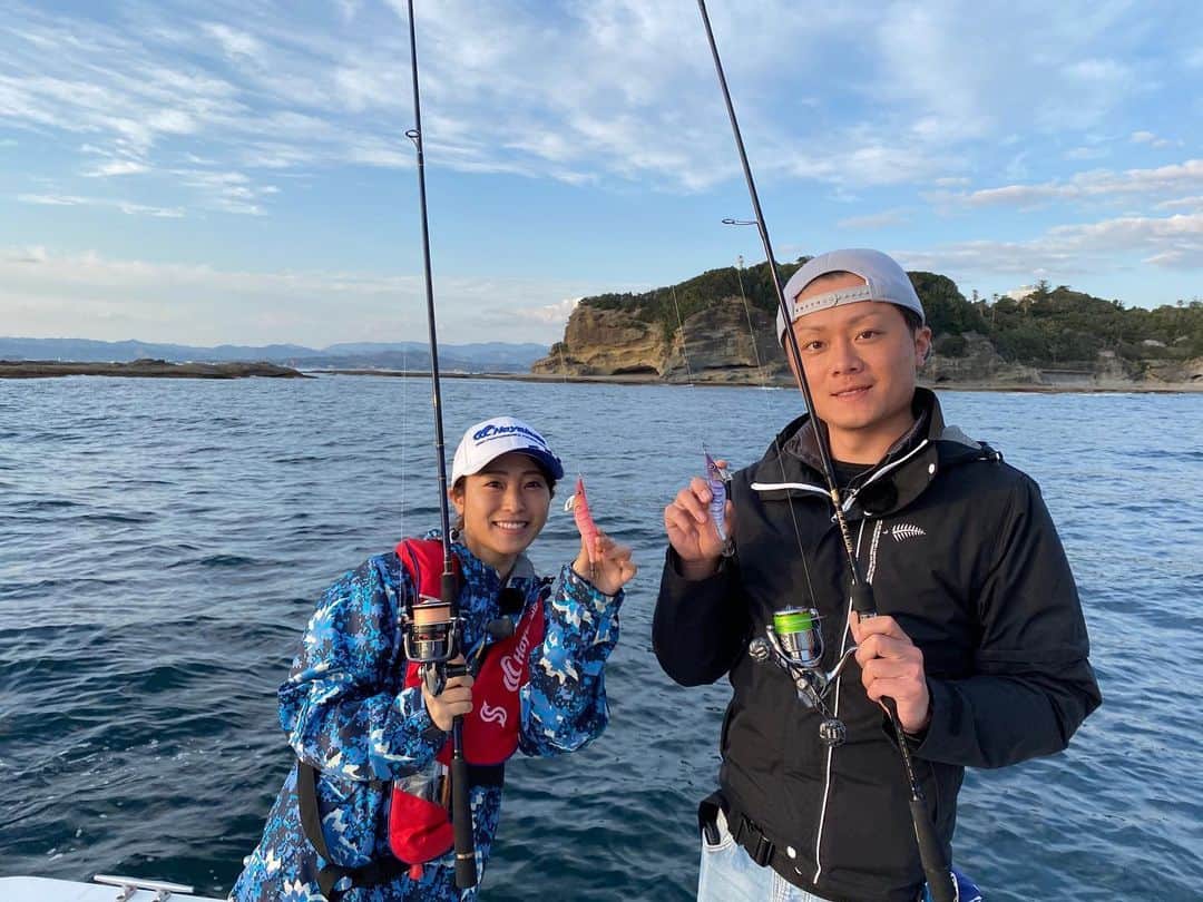 柚月めいさんのインスタグラム写真 - (柚月めいInstagram)「. 明日はガッ釣り関西OA日‼️  春イカシーズン🌸到来ということで、橋本さんと一緒に ボートエギングでアオリイカを狙ってきました🦑  このサイズ😳😳😳 最初エイリアンかと思いました🤭🤫笑  お楽しみに〜‪🎣‬  #ガッ釣り関西 #テレビ大阪#釣り#釣りガール#fishing#アオリイカ#春イカシーズン#ボートエギング#girl#イカ#ハヤブサ#エギング」4月9日 11時10分 - meimei.yuzu