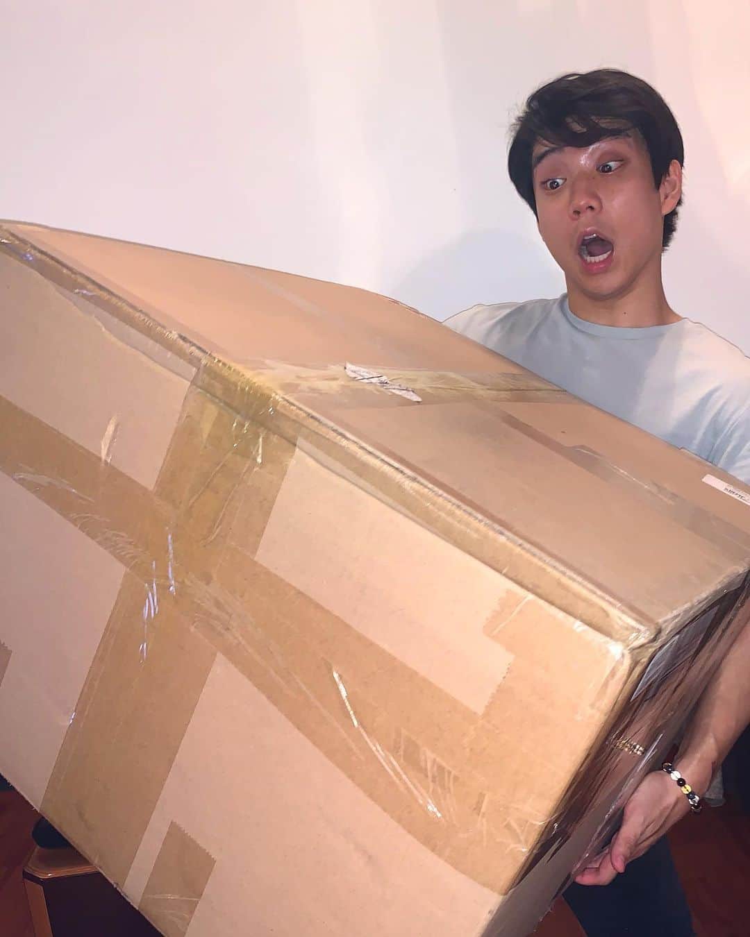 Eden Kaiのインスタグラム：「I’ve started playing a new instrument.⠀ Can you guess what’s in the box?📦⠀ ⠀ 新しい楽器、始めました。⠀ 中身が何かご存知の方いらっしゃいますか？🤔」