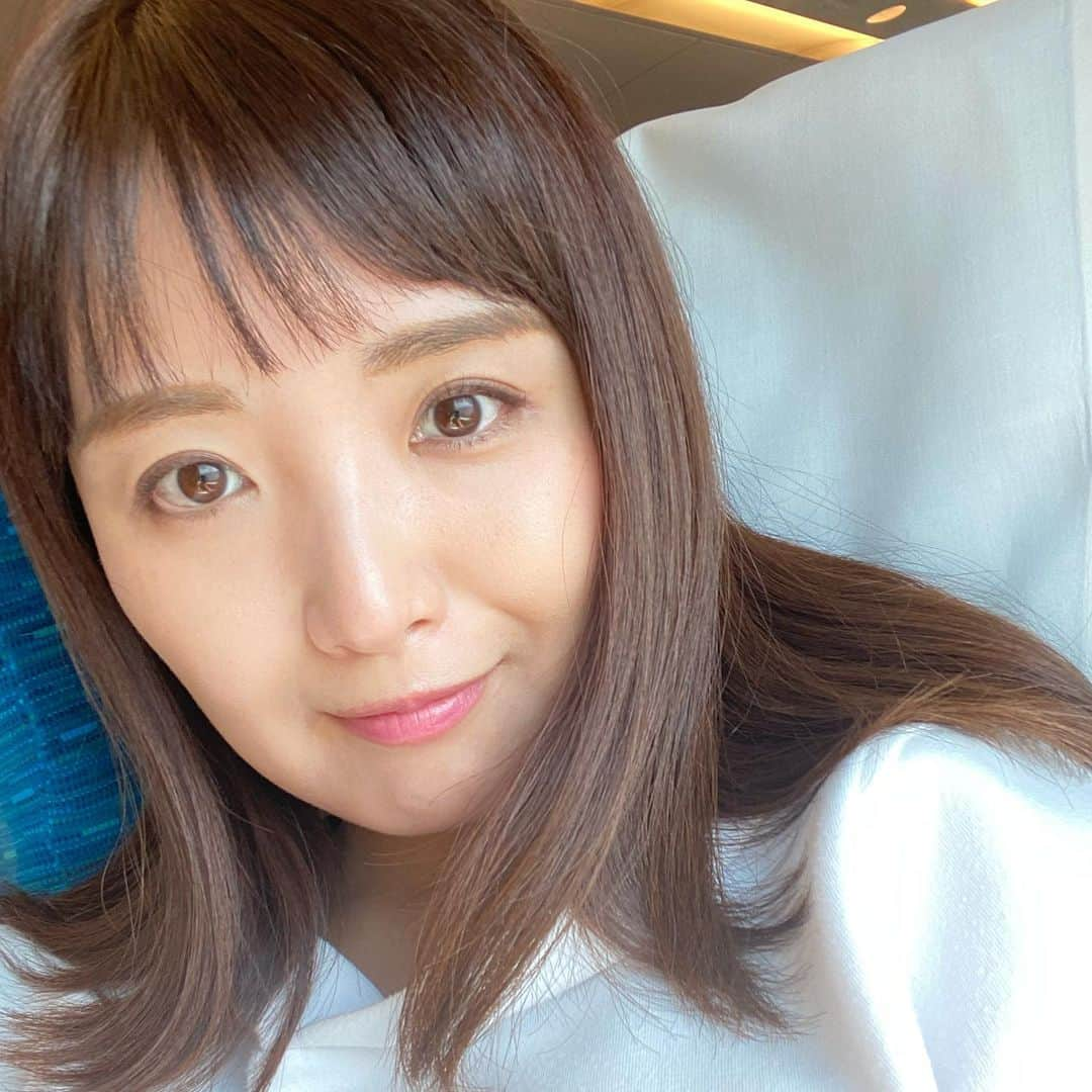 白石小百合さんのインスタグラム写真 - (白石小百合Instagram)「. 顔が軽いと心も軽い感じがする。最近、ノーファンデ&石鹸落ちコスメのみで生きてみてます🤍ビーナチュラル！健康的な生活と丁寧なケアで戻ってきた奇跡。でも、シミやニキビ痕が気になる３０代です…  １枚目は加工なしノーフィルターiPhone写真 ２枚目はいつもの明るくするアプリで撮影です  #selfie #nofilter #nofandation  #ontheway #shinkansen #大人になってもセルフィーしちゃうスマホ世代 #新幹線で仕事中 #仕事に戻ります」4月9日 11時16分 - sayurishirais