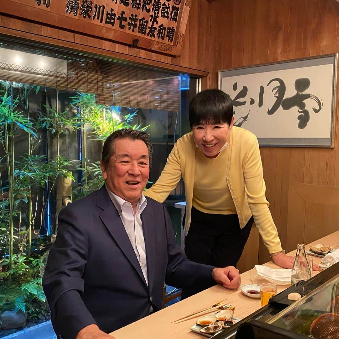 和田アキ子さんのインスタグラム写真 - (和田アキ子Instagram)「昨日、加山のお兄ちゃんと、お互いの誕生日の前祝いをしました😊😊㊗️㊗️😍😍😍 私が4月10日。 お兄ちゃんが4月11日。 こんな時期だけど、お兄ちゃんの快気祝いも兼ねて😁😁 お店も貸切にしてくれて、ちゃんと皆んな離れて座って食事しました😊 お兄ちゃんもビックリするぐらい元気でめちゃくちゃ楽しかった〜❣️❣️😍😍 しかし、お兄ちゃん、よく食べる😳😳😳食べる事が元気の源なんですね😳😳😳 お兄ちゃんの快気祝いのはずが、こっちが元気と勇気をもらいました🥰🥰😍😍😍 お兄ちゃん、またお会いましょう〜🥰🥰🥰 #ako50th #加山雄三 #快気祝い #誕生日」4月9日 11時50分 - ako50th