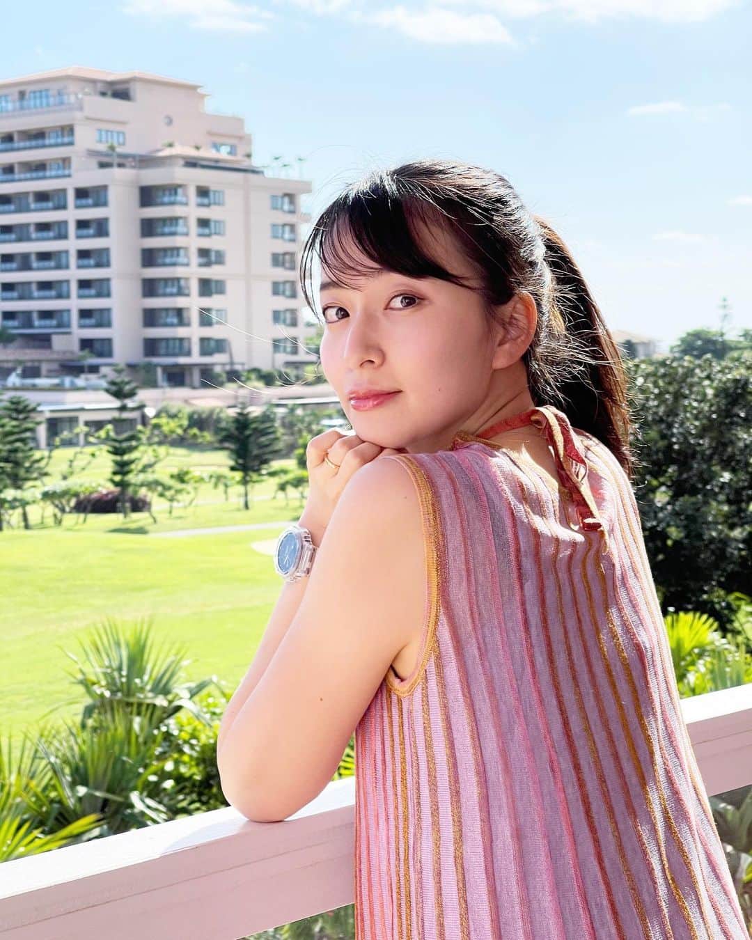 岩間恵のインスタグラム：「腕の日焼けがグラデーションに😂  ニットワンピは @lagunamoon_com です！  薄手でサラッと着れて◎  #沖縄 #シギラリゾート #宮古島」