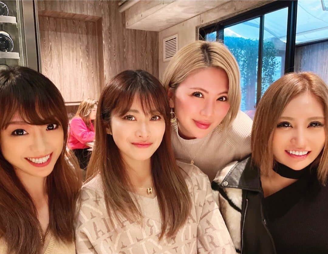maikoのインスタグラム：「Wawichお花見🌸🌸✨. 雨も降ってたから室内でランチ会😋✨. みんなに会えていっぱぃ喋って笑って楽しかったぁ🥰✨.」