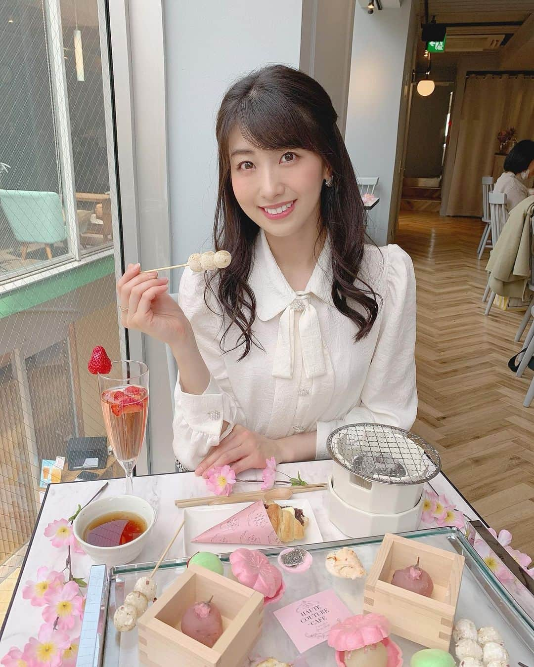 関根ささらさんのインスタグラム写真 - (関根ささらInstagram)「店内からお花見🌸🍡 . . 中目黒にある #hautecouturecafe 💗 有難いことに窓際の桜の見える席でした🌸 もう葉桜になっちゃってたけど🥺🍃🌸 . . お団子を自分で焼いて升に入ってる桜餡にお湯を注いでおしるこにして食べた◎おしゃれで可愛い♡ . . #中目黒 #中目黒カフェ #お花見 #花見 #さくら #桜 #桜アフタヌーンティー #アフタヌーンティー #カフェ #カフェスタグラム #カフェ巡り #カフェ好きな人と繋がりたい #cafestagram #nakameguro #cafe #tokyocafe #桜並木 #目黒川 #目黒川の桜 #目黒川桜まつり」4月9日 12時06分 - sasarasekine