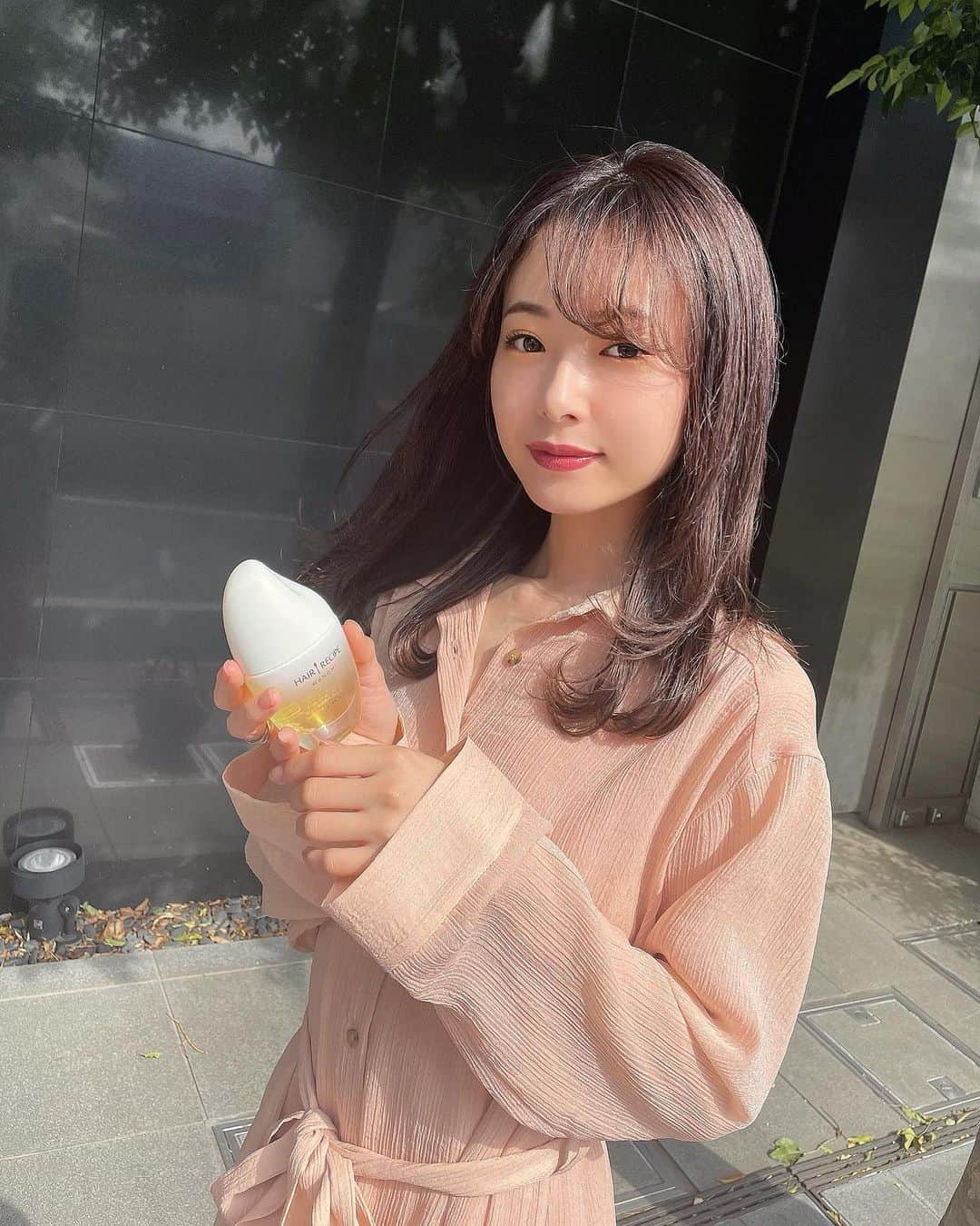 西川瑞希（みずきてぃ）さんのインスタグラム写真 - (西川瑞希（みずきてぃ）Instagram)「ヘアオイルは内側からしっとり、ツヤっと仕上げてくれるものが好き🌸最近好きなのは"お米1000粒に1 滴しか採れない"貴重なライスオイルを使った #お米のヘアオイル✨  浸透力もとってもよくて、髪が生き生き潤ってくれるのを実感//  @hairrecipe_official ヘアレシピ 和の実 さらとろライスオイル (洗い流さないトリートメント)  お米を使ったアイテムは"美容"にもとてもいいのと、自分にもすごく合っているので普段から取り入れることが多いのですが、このライスオイルは100%ピュアでナチュラルなのに"紫外線をブロック"できる効果もあるのを知ってよりだいすきに！！  髪の毛も紫外線ケアが大切！と聞いてから私もケアはしていたけど、髪のUVスプレーだと少しパサッとしてしまうのも気にしていたから、優しく、オイルでケアできるのはすごく嬉しい！  日差しの強くなるこれからの時期は特に、スタイリングや、乾燥ケアだけじゃなく、髪の毛の日焼け止めとして使うのもおすすめです☀︎  私は髪につけ終わったあとは、首やデコルテにもそのままつけて使っているよ❣️  #ヘアレシピ和の実 #お米のヘアオイル #UVにもお米のヘアケア無敵説!? #天然の日焼け止め #mizukitotalbeauty #PartnershipwithWanomi」4月9日 12時07分 - mizuki_nishikawa_