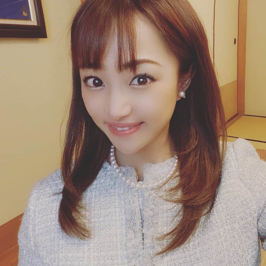 葵ゆりかのインスタグラム：「幼稚園の入園式🌸✨ 嬉しくて寂しくて心配で楽しみな、気持ちが忙しい日でした👩  ツイードワンピ✖︎ジャケット_ @celford_official  パンプス_ @chanelofficial  パール_ @official_mikimoto   #幼稚園　#入園　#入園式　#幼稚園入園式 #入園式ママコーデ #入園式コーデ #fashion #ママコーデ #instafashion #年少 #男の子ママ」