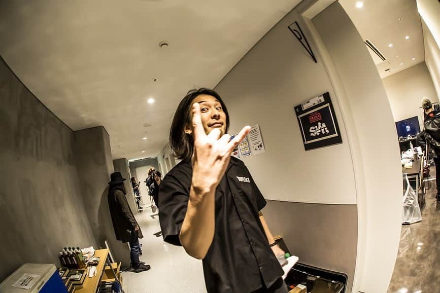 猪狩秀平さんのインスタグラム写真 - (猪狩秀平Instagram)「♪ . TRIPLEAXE ONEMAN TOUR 2021 Zepp Yokohama . あぁぁぁ〜。 余韻が凄いで〜！ 思い出して今日もまだ楽しいで〜！ とんでもないツアーが始まったんや！ . お客さんのテンションにこっちも上げられた！ そしてもっと上げたいと思って演奏した！ そしたらお客さんはもっと上がってきた！ これやんライブって！ . やっぱライブ最高！ バンド最高！ . @hayachinphoto  @kouhey0622」4月9日 12時45分 - hey_igari_0131