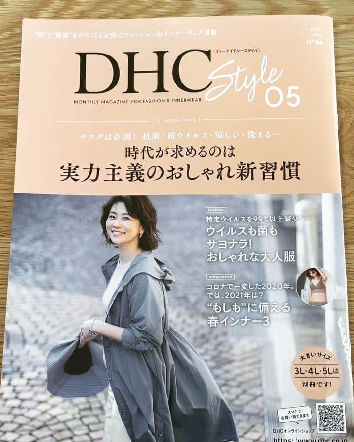 saekoのインスタグラム：「. DHCさんのアパレルカタログ『DHC Style 5月号』にイラストを掲載していただいてます。 こちらでは仕事でもおうちでも大活躍間違いなしの優秀インナーを着用したコーデをば✍️ デジタルカタログでもご覧いただけますので、ちらりとチェックしていただけたら嬉しいです♡ URLは↓  https://catalog.dhc.co.jp/node/catalog-viewer/dhcstyle_202105/  いいねやコメントありがとうございます。 お返事もう少しお待ちください🙏🏻 #イラスト#ファッションイラスト#イラストレーター#dhc#dhcstyle#アパレルカタログ#インナー#リモートワーク#お仕事コーデ#カジュアルコーデ#大人カジュアル#イラストグラム#illustgram」