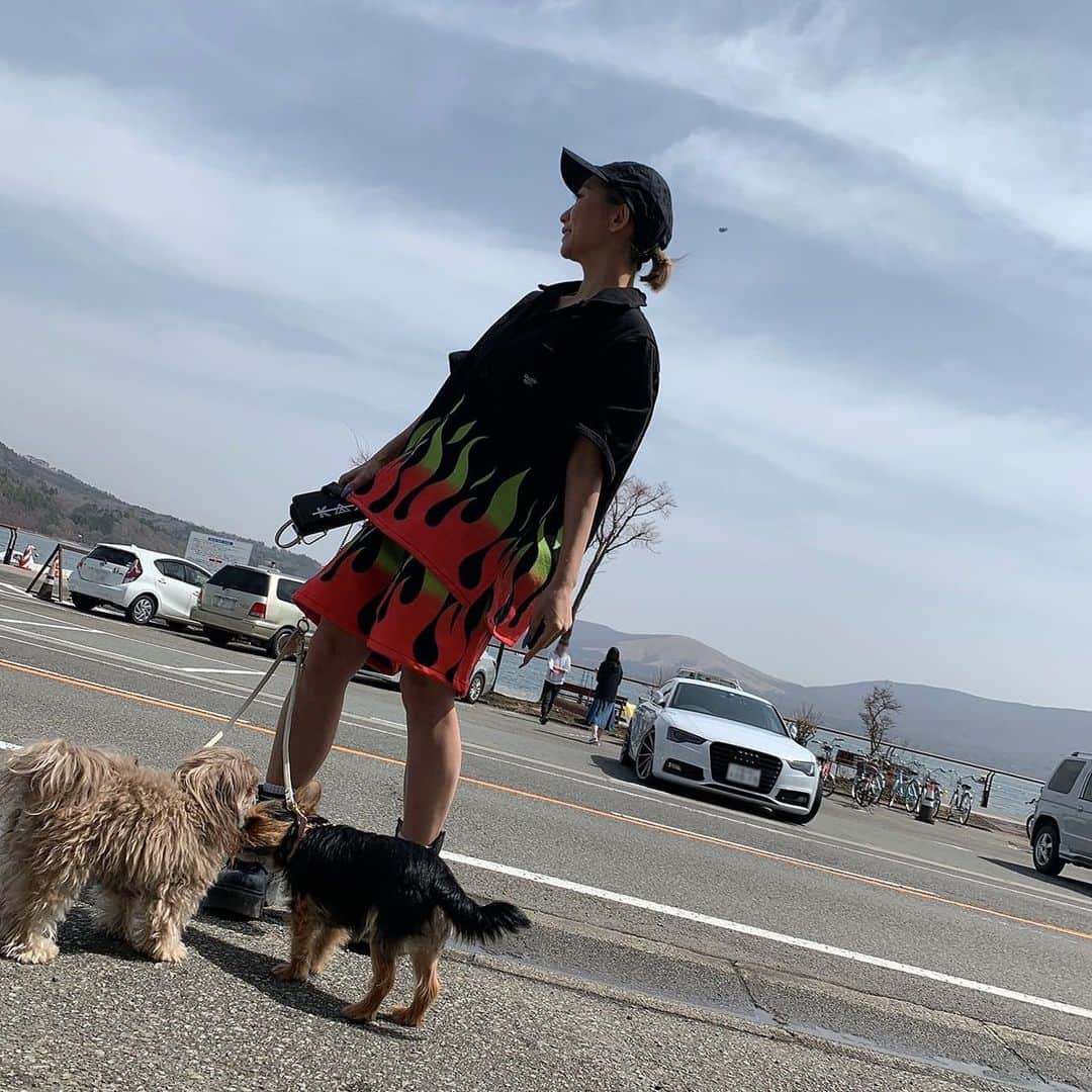 倖田來未さんのインスタグラム写真 - (倖田來未Instagram)「.﻿ ☀️🐶🌴﻿ ﻿ ※撮影の時だけマスク外してます #fashion #dog #kodakumi #倖田來未」4月9日 13時39分 - kodakumi_official