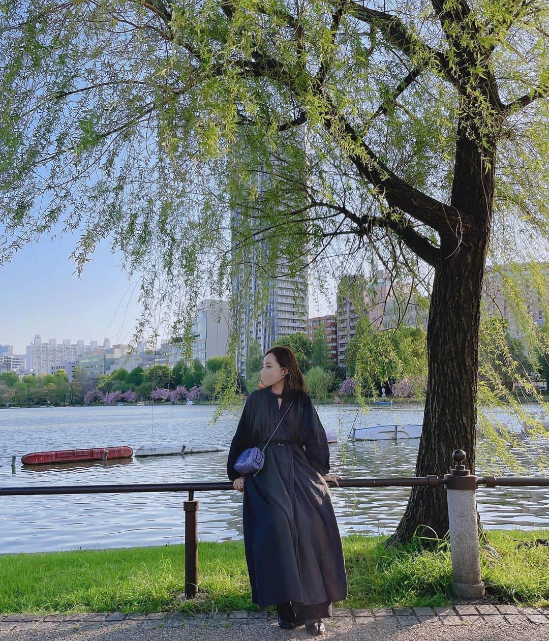 田中亜希子さんのインスタグラム写真 - (田中亜希子Instagram)「ワンピ1枚だとすこし寒かったので、足元はがっちりめに温めて。 ワンピの中には @kobe_lettuce のジャージーパンツを。  ワンピは @velnica_japan のもの♡低身長向けというわけではないけれども大人女子に夢を見させてくれる素敵な世界観のブランドです♡先日の展示会でも、低身長でも高身長でも同じサイズで着こなせるアイテムを見つけて大興奮！  #低身長#低身長コーデ #小柄#小柄コーデ #小柄女子 #ワンピース#大人#大人コーデ #ママコーデ#velnica#おちびの輪 #おちびコーデ」4月9日 14時05分 - akiico