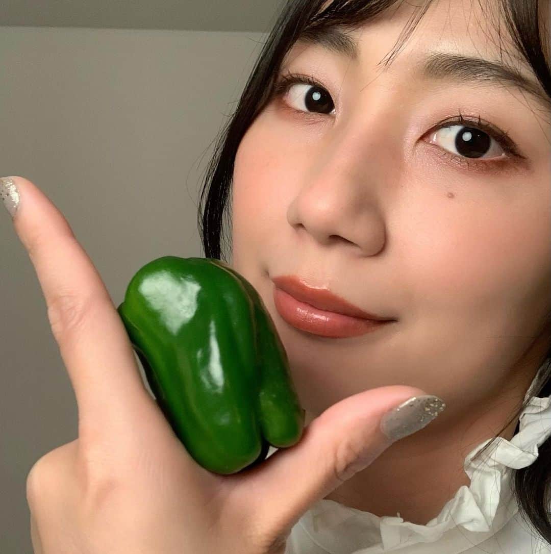 フジテレビアナウンサーのインスタグラム：「新美です🙋🏻‍♀️ 本日4月9日は、 4＝良い 9(を反転させてP)＝ピーマンの日 と聞きつけて 対峙してみたのですが、 個人的にはピーマンの苦味とはディスタンスを取りたい間柄です🥺  そんな今日は誕生日なので、なるべく好きなものだけを食べようと思います…😂ごめんよ、ピーマン  #4月9日 #今日は何の日 #よいピーマンの日 #フジテレビアナウンサー #新美有加」