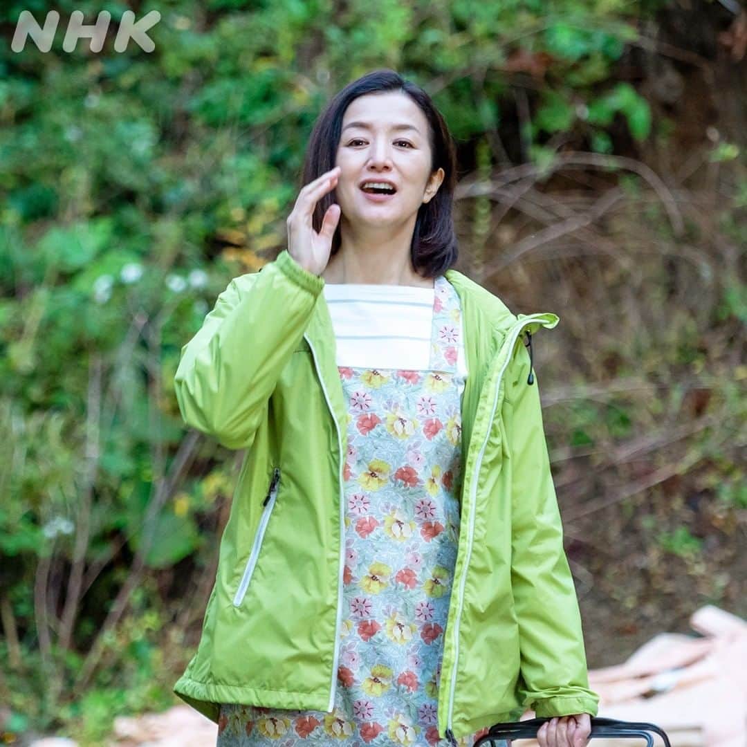NHK「おかえりモネ」のインスタグラム：「☺ #おかえりモネ 人物紹介🐟【 #鈴木京香 】  百音の母・永浦亜哉子  仙台出身で小学校の先生をしていた。 今は永浦水産のカキの養殖業を手伝っている。 娘たちをあたたかく見守るお母さん🤱  🌞 #5月17日放送開始 🌞」