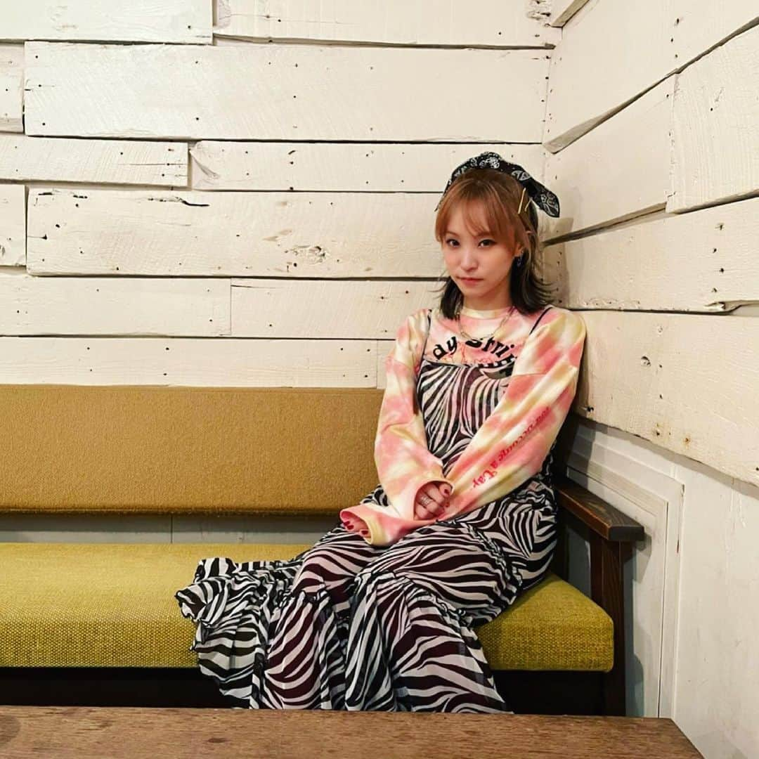 LiSAさんのインスタグラム写真 - (LiSAInstagram)「今日のバンダーナさんは、妹作🐼 甘いご褒美🍨 髪のサイドのインナーは意外にしっかりずっと真っ黒⚫️赤の時より目立つね #髪の黒見やすいようにめちゃ画像アップにしたら解像度足りんかったごめん」4月10日 0時28分 - xlisa_olivex