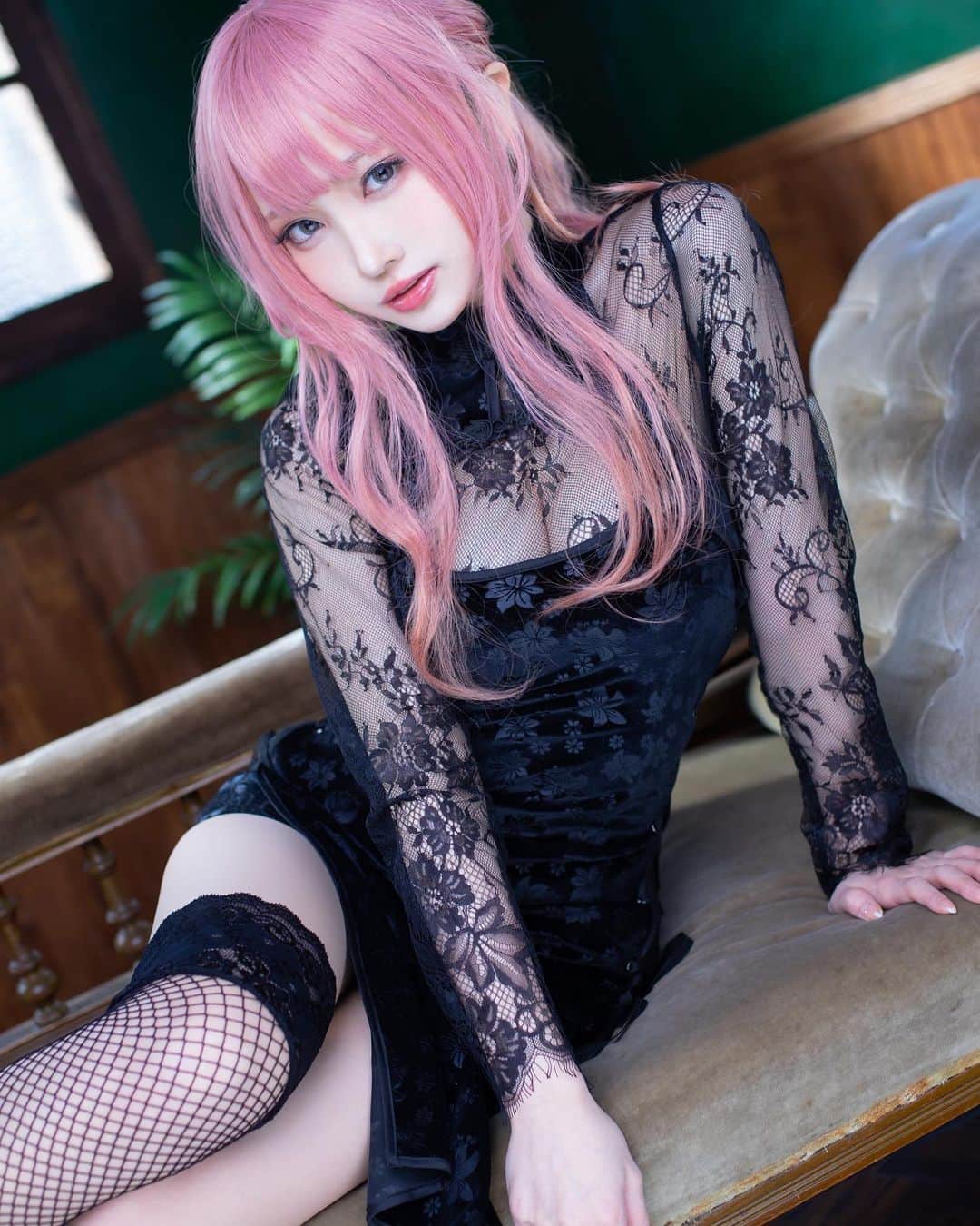 のインスタグラム：「ピンク髪のお姉さん  . . . . . .  #cosplayer #cosplaygirl #photo #photography #japanesegirl #fashion #コスプレイヤー #ファッション #코스프레 #패션 #코디 #데일리룩 #角色扮演者 #pink #black #pinkhair #haircolor #makeup」