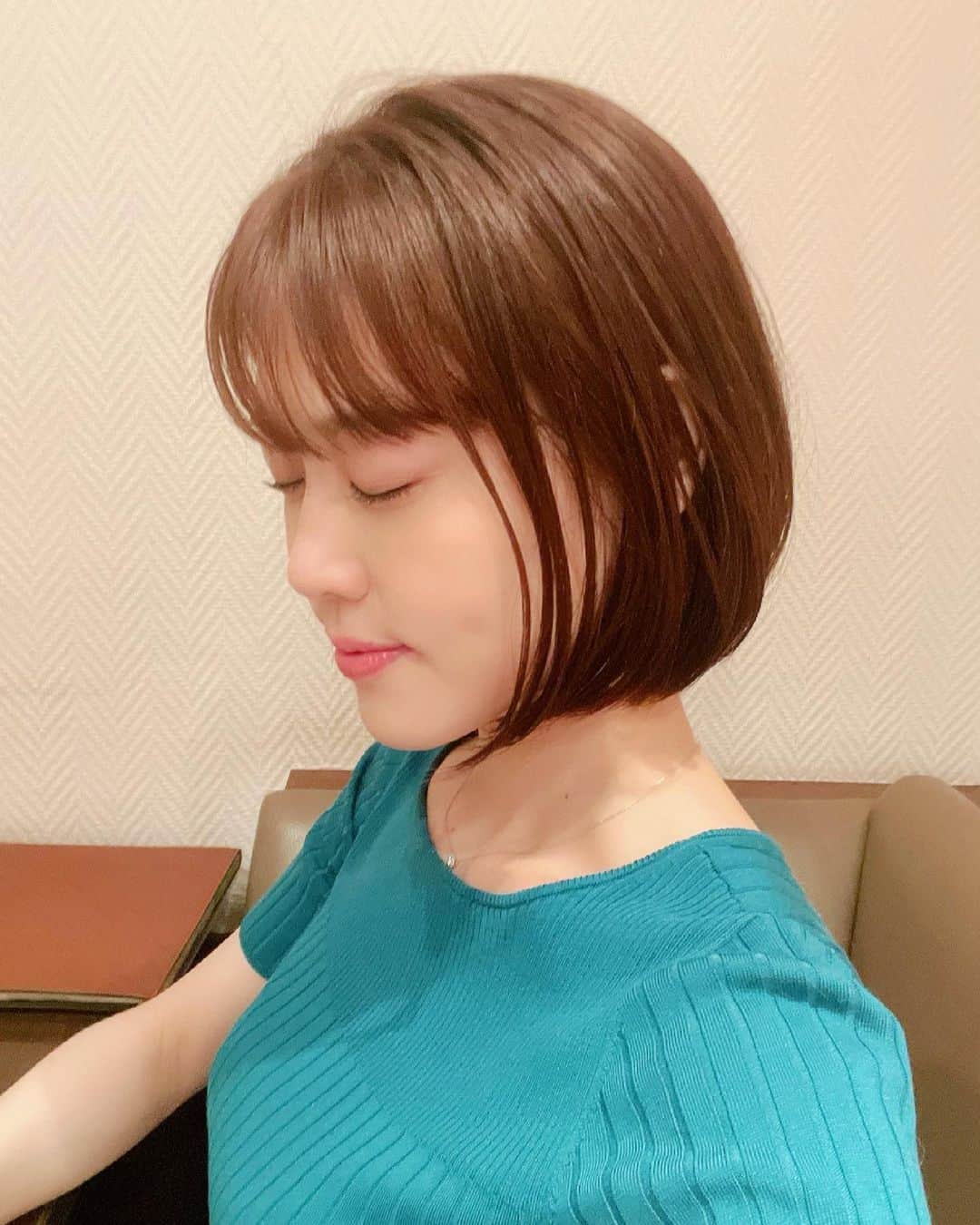 北内みさとのインスタグラム：「髪を切りました☺️✨  イメチェン🦊🌸 ３年ぶりのショート❤️  ありがとうございました❤️ @flat.daikanyama   似合う？😍  @yuuna_make_up   #美容室 #hairstyle #haircolor #haircut #代官山 #イメチェン #ショートヘア #ショートカット #ヘアスタイル #ヘアカット #ヘアカタログ #ショートスタイル #イメチェンカット #ヘアメンテナンス #beauty #instagood #followme」
