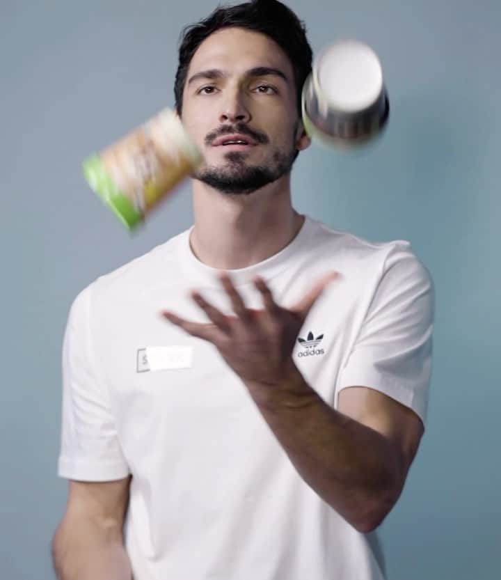 マッツ・フメルスのインスタグラム：「Stark, stärker, @stark.bio – ich bin jetzt Markenbotschafter von STARK! Wir setzen uns für mehr Natürlichkeit in der Sporternährung ein, und unterstützten dabei soziale Fußball- und Sportprojekte.  Da werden wir einiges bewegen 🤹🏻‍♂️🌱 #starkesache #starkbio」