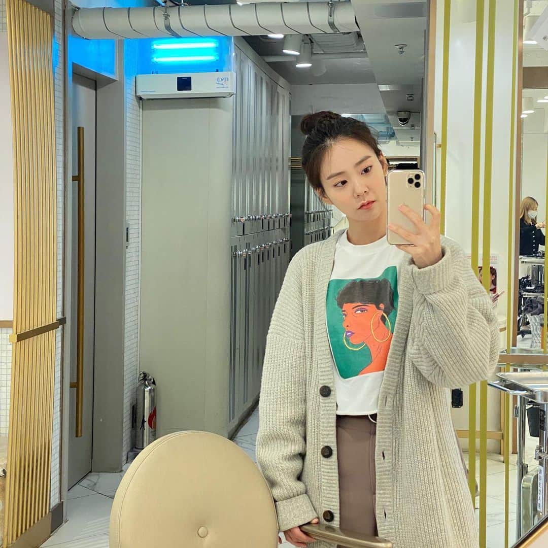 ハン・スンヨンのインスタグラム：「아니그래서거울셀카는어떠케찍는건데」