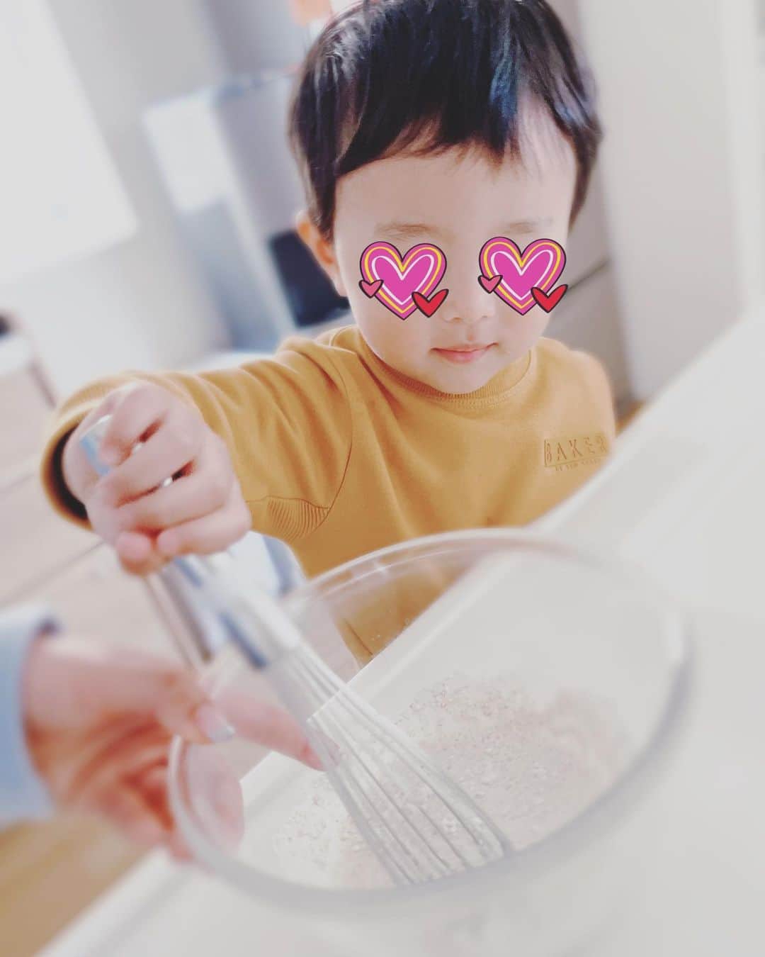 本田朋子さんのインスタグラム写真 - (本田朋子Instagram)「料理男子。 最近パンケーキ作りにハマっています👦 マリールゥ　@cafemarilou のパンケーキミックスは、全粒粉で、卵なしで作れます。 おすすめは豆乳なのですが、この日は豆乳を切らしていたので牛乳で🥛 息子は今までパンケーキは好きではなかったのですが、自分で作ったパンケーキはぱくぱく食べていました😆  #料理男子 #パンケーキ #マリールゥ #ビーガン  #甘さ控えめで香ばしい  #食育 #幼児食」4月9日 16時54分 - tomoko_honda_official_phonics