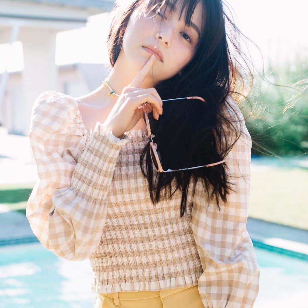 花盛友里のインスタグラム：「Shooting for @seventeenjp_mag   近年稀に見る強風の日の思い出、、笑 しっかし可愛いりんくまちゃん、大好きすぎる！」