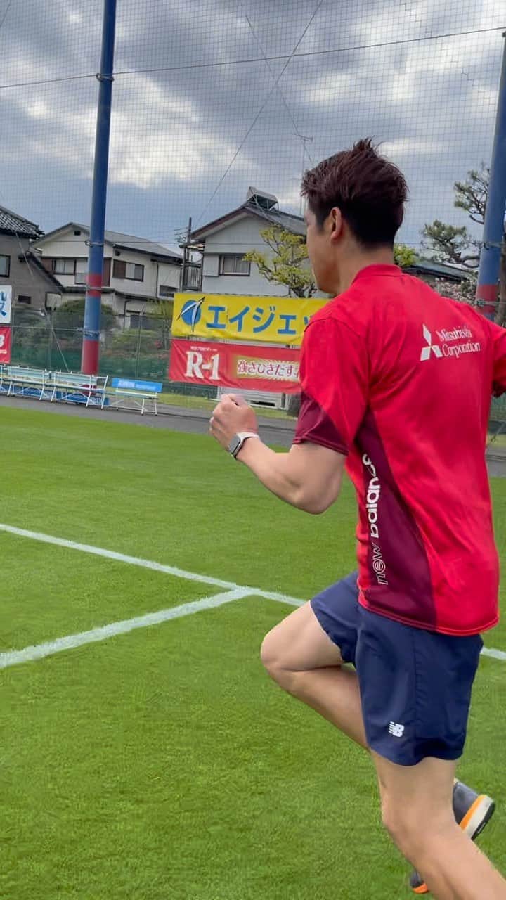 林彰洋のインスタグラム：「強度をかなり上げることが出来ました。 いつも以上にスプリントにパワーが入った状態でリハビリができましたが、そこへ名広報坂本さんが現れた。 役目は木木をいかに面白おかしく撮るか。  果たして彼はこれで御役御免だったのだろうか。🧐 #前十字靭帯リハビリ #スプリント #パワーアップ #動画が長すぎてこの形で #広報坂本 #足が速い🦵 #いつも影にはPT中村」