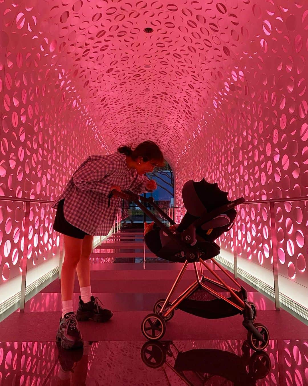 Mai Wakimizuのインスタグラム：「イッケイケなhotelに息子と♡笑 #whotel#大阪#osaka」