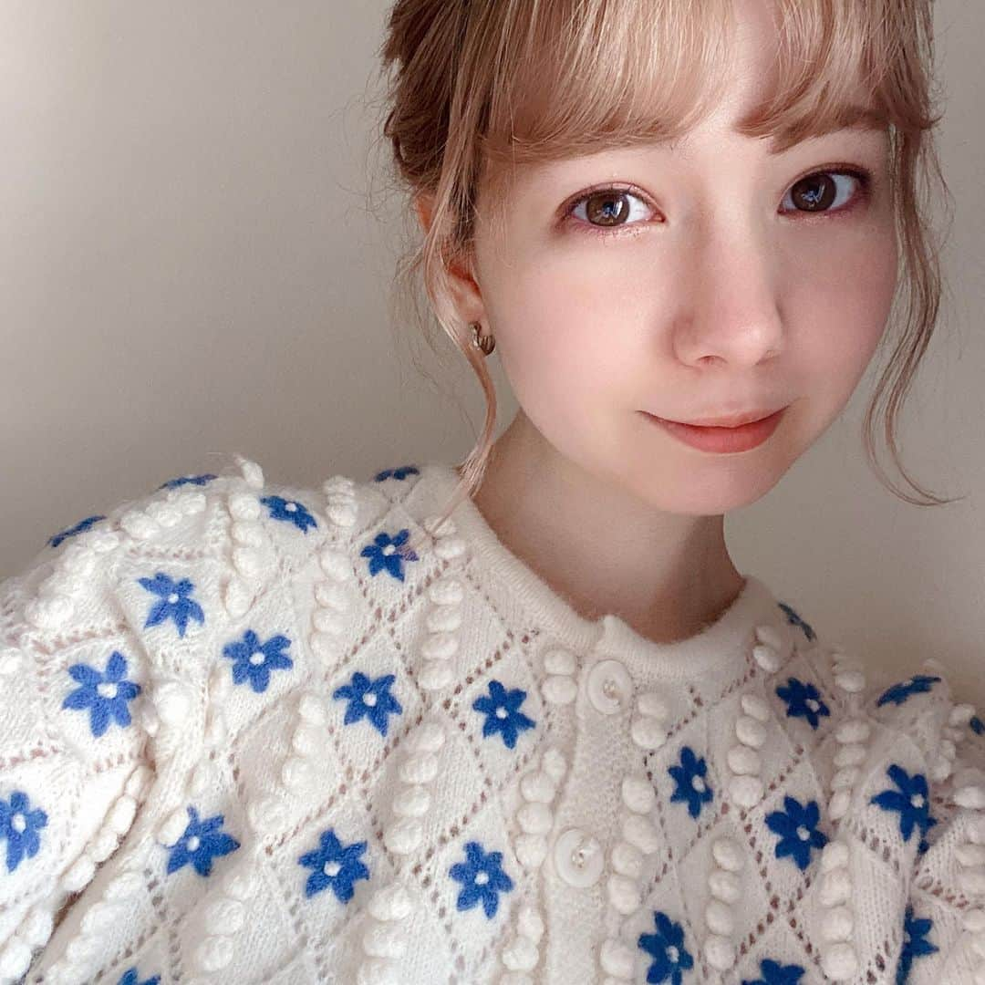 柴田あやなさんのインスタグラム写真 - (柴田あやなInstagram)「めちゃくちゃ褒められるこのカーディガン💙🤍かわいいよね〜！エピヌです。  わたしのしょーーーもないインスタライブ付き合ってくれた人たちありがとう❤︎始めてアーカイブ残してみました！しょーーーもないことしか言ってないから明日消すね！笑」4月9日 17時48分 - shibaobasan