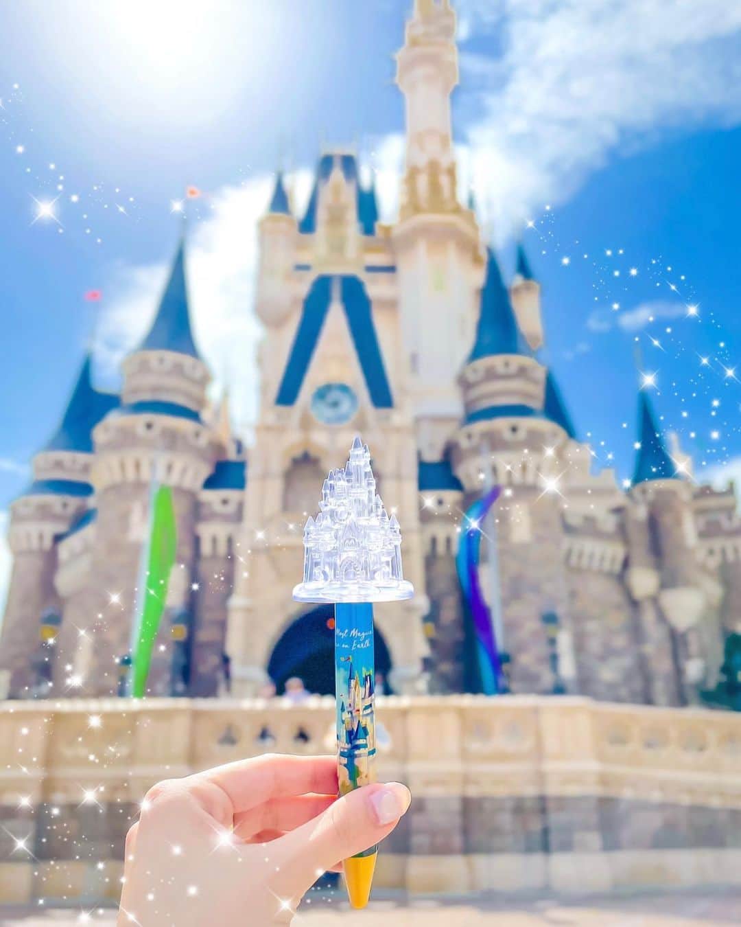 Kanaのインスタグラム：「ㅤ ㅤ WDWのお土産でもらった シンデレラ城のボールペン ずっとお城前で写真撮りたくて やっと叶った〜🥺🙌🏻💖 ㅤ ㅤ ㅤ このボールペン、お城が光るのです🖋💫 2枚目に載せたんだけど、 夜光らせたら可愛すぎた。。。🏰💎🌈 ㅤ 光物グッズ大好きだから たまらんでした😋💭💘 ㅤ ㅤ ㅤ ㅤ ㅤ ㅤ ㅤ ㅤ #kana_disney ㅤ #東京ディズニーリゾート #ディズニーリゾート #東京ディズニーランド #ディズニーランド #シンデレラ城 #ディズニーグッズ #シンデレラ城グッズ #ウォルトディズニーワールド #海外ディズニー #tokyodisneyresort #tdr #tokyodisneyland #tdl #woltdisneyworldresort #wdw #cinderellacastle #disneygoods」