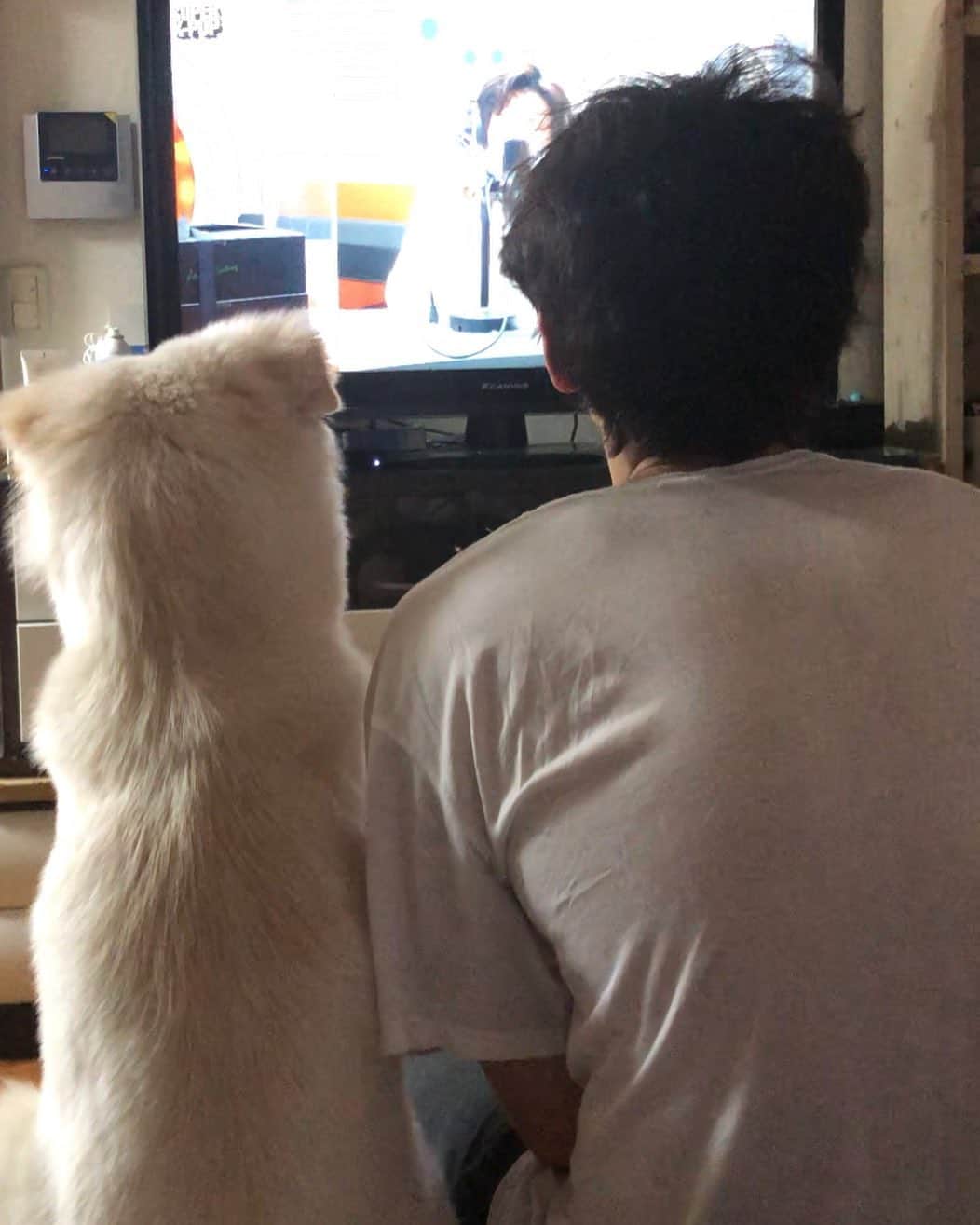 ハンビョル のインスタグラム：「Best Friends 4EVA ✌️ #watchingHanbyulperformancetogether」