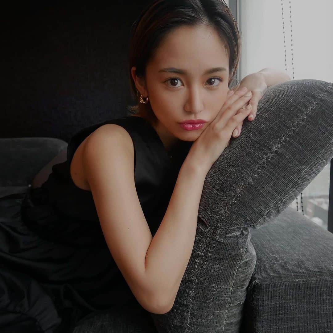 宮本沙恵のインスタグラム：「昨日の質問コーナーでお話したベストコスメはこちら🤍 . @etvos.jp MINELAL UV POWDER🌼 . 日焼け止めフェイスパウダー✨ 仕上げ段階でなりたい肌に調整してくれる優れ物。 私はくすみ肌なので、ペールラベンダーをIN！ 透明感っ透明感っ。 . #etvos#make#フェイスパウダー#ノーファンデ」