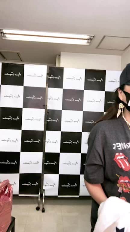 大原かおりのインスタグラム：「Ottyがよくコラボさせてもらっている大人気ブランド『アンコキーヌ』の藤島彩子ちゃん @ayakofujishima の会社にお邪魔したので♡♡は 突如と2人でインスタライブしてみました☺️✨ 久しぶりに会ったので話が飛ぶ飛ぶ🤣🙌 (※いつもの事ですが、更に飛び飛び公開弾丸トーク。笑) ☺︎ お互いのブランド商品の事にプラスして♡♡♡ わたくし念願だったQVCに4月11日(日)の12時〜13時までと、20時〜20時20分までの2回、出演させて頂く事になり、その事についてもお話させてもらいました👏☺️ ☺︎ QVCの大先輩『アンコキーヌ』の藤島彩子ちゃん @ayakofujishima に大切な事を教えてもらって、沢山勉強させてもらいました😊💡 ☺︎ 商品は、同じ芸能事務所の後輩の杉原杏璃ちゃんが愛情込めて作成している補正下着『Andijur(アンディジュール)』の3商品になります🎀 #ブラキャミ #ブラジャー #ガードル ☺︎ 私も長年愛用している、ノンワイヤー・ノンホック・ノンゴムのお家でも楽に着れる補正下着😍❤️ その日限りのお得価格商品もあり、当日限り送料無料なので是非見てGetしてください😘🙏 また商品詳細、明日アップしますねっ👙 はぁ〜♡初めて出させてもらえるので商品の良さをきちんとお伝え出来るかドキドキだー！！」