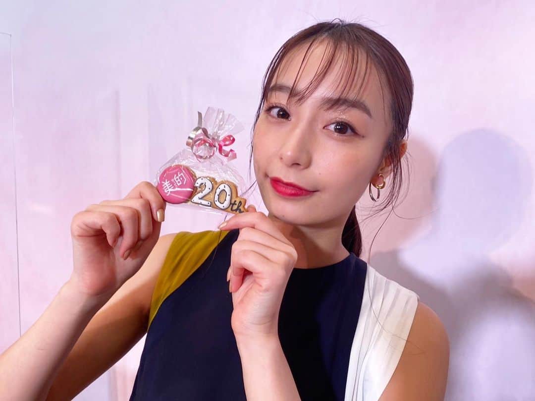 宇垣美里マネージャーさんのインスタグラム写真 - (宇垣美里マネージャーInstagram)「先日、「美的Beautyライブ20！」に出演させていただきました💕  可愛いクッキーとのショットを📸 アーカイブが残っているのでストーリーからぜひご覧ください！！  改めて美的さん20周年おめでとうございます✨  なんと今月発売の6月号から「宇垣美里のメイクの旅」連載がスタートします🧚‍♀️ こちらもお楽しみに◎  そしてBS日テレ「あの子は漫画を読まない。」が今月からリニューアル！ カズレーザーさんとMCを務めます🤲 放送時間も毎月第2・4週の土曜日23:30〜にお引越し！  初回の放送は明日になります🌼 お見逃しなく！！  #宇垣美里 #ugakimisato #美的 #美的20周年 @bitekicom  #BS日テレ #あの子は漫画を読まない」4月9日 18時44分 - ugakimisato.mg