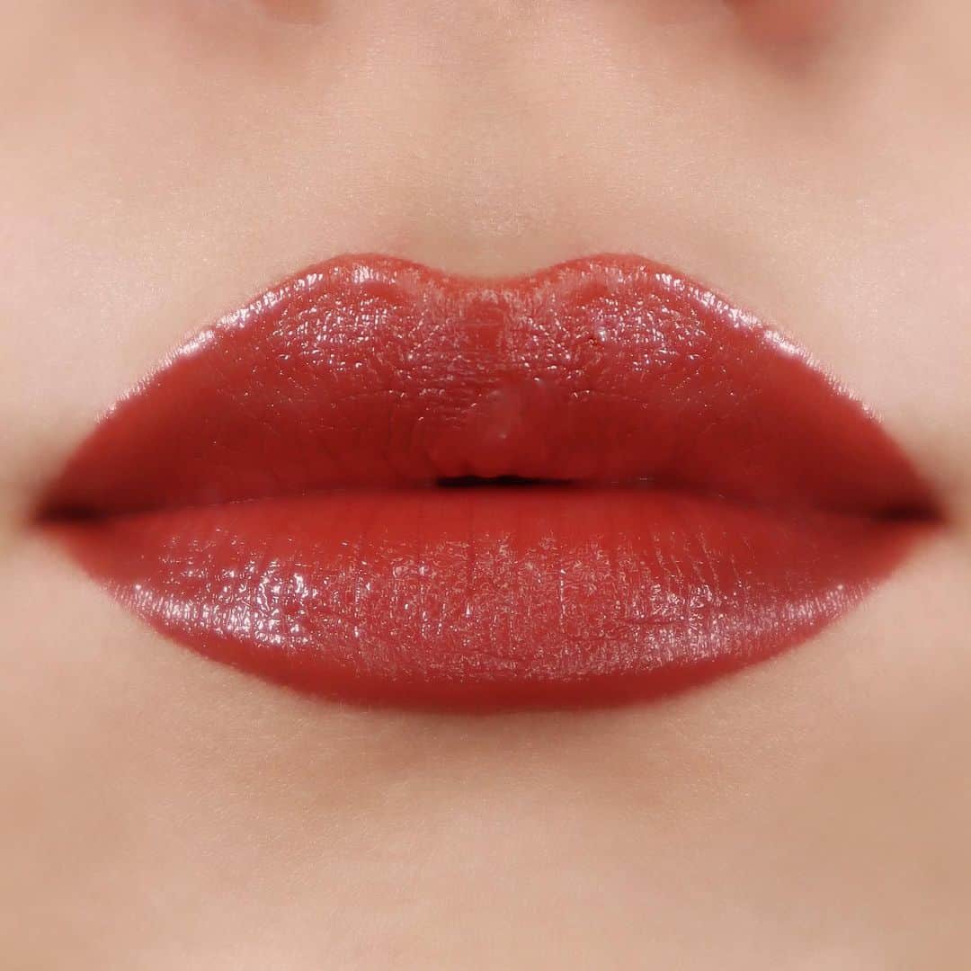 M∙A∙C Cosmetics Japanのインスタグラム：「【本日全国発売！】 ひとぬりで、ぷるんとラブリーな唇へ！ビビッドで鮮やかな、濃密なカバレッジのある発色です💄 ㅤ 次の投稿で「マラケシュ ミー レイター」に合わせた、春におすすめのメイクルックをご紹介いたします✨ ㅤ 🆕ラブ ミー リップスティック／ マラケシュ ミー レイター（ブラウンレッド） ㅤ Shot by M·A·C EVENT ARTIST Hatsuo Arisaka @hatsuo_mua ㅤ #MACLOVEME #MACラブミー #オレンジメイク #オレンジリップ」