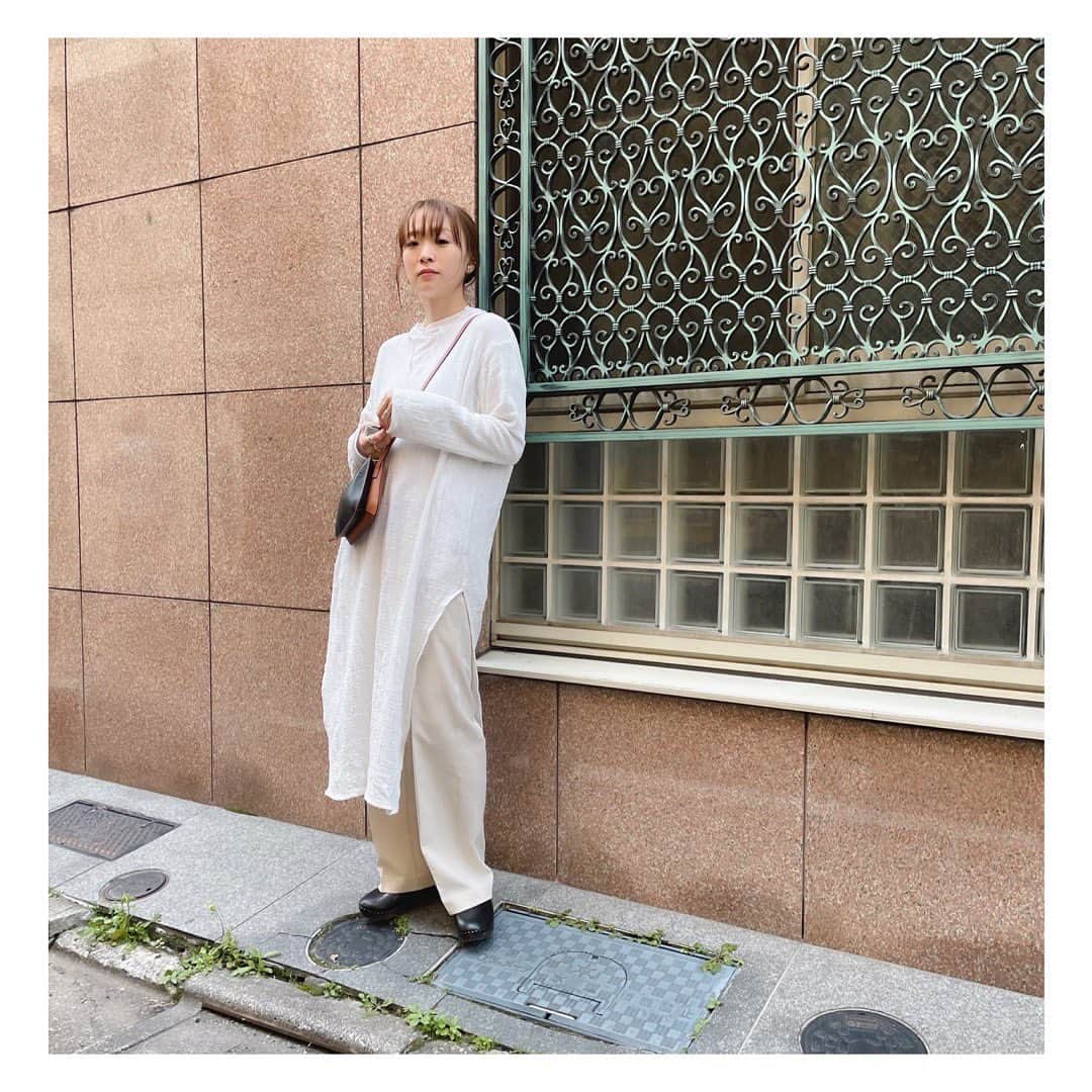 野尻美穂のインスタグラム：「白い人。 合わせは黒にちょっとだけ茶なのがこだわりポイントです。（知らん  onepiece_ @todayful_ （最近良く着てる😚 pants_ @uniqlo （ユーの方 sabot_ @celine （去年買ったけど今年の方が履いてる bag_ @loewe （とても使い勝手良し👌」