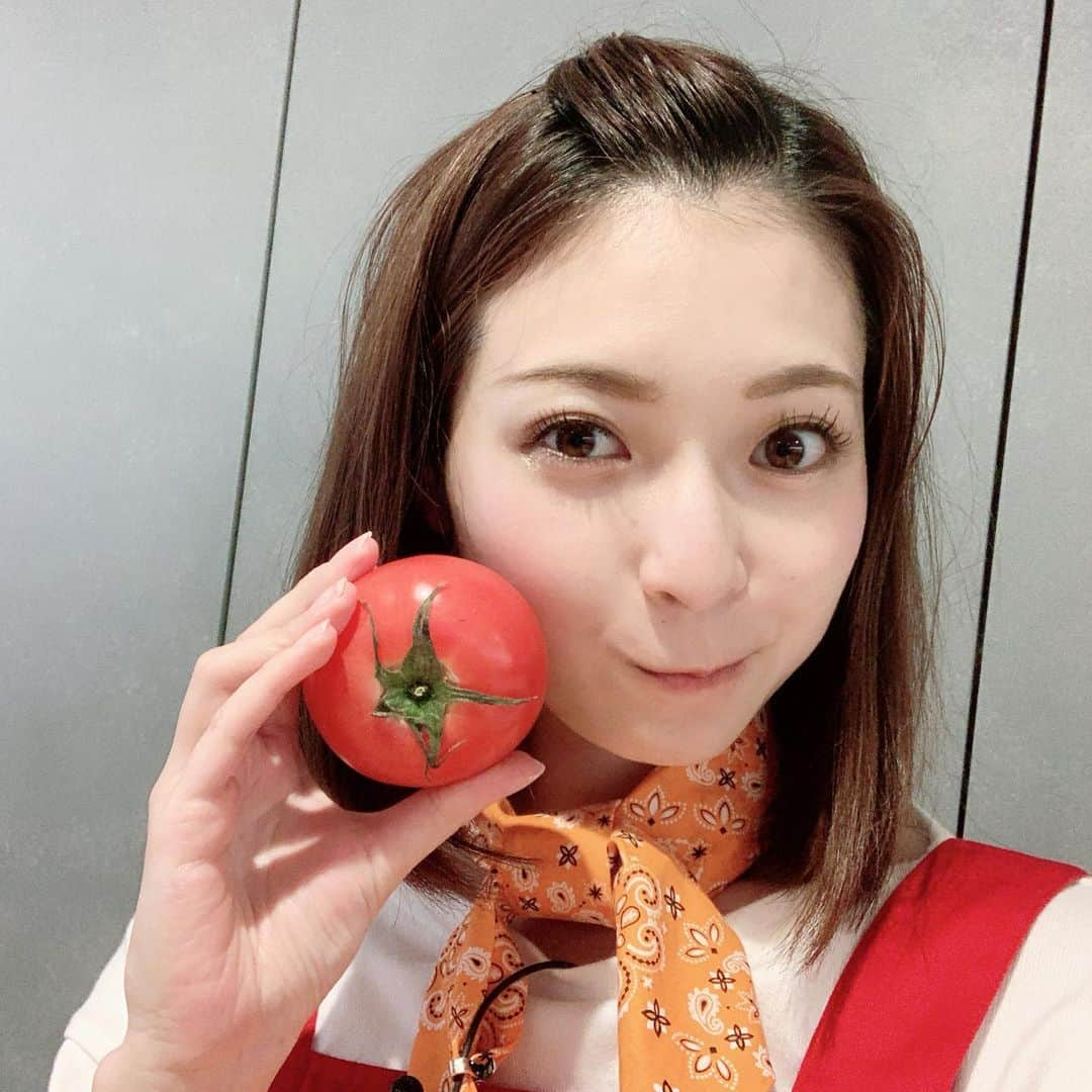 住田紗里さんのインスタグラム写真 - (住田紗里Instagram)「先日のグッド！モーニングで、 “進化系おみそ汁”を ご紹介しました！  ひと手間加えるだけで、 お味噌汁が 主食にもなり得ることに驚きました。  『ひき肉とマッシュルームのおみそ汁』は、とてもまろやかで、 スープのようなお味噌汁でした  『焼きトマトのおみそ汁』は、 オリエンタルな風味でしたよ〜🍋 フォーや素麺などを入れても美味しそうです🤤 写真は調理する前のトマトと私🍅  レシピは グッド！モーニングのアカウントに掲載されていますので、 是非ご覧ください✨ （@good_morning_ex）  #グッドモーニング#進化系おみそ汁#おみそ汁#みそ汁#ひき肉とマッシュルームのおみそ汁#焼きトマトのおみそ汁#トマト#🍅#テレビ朝日#テレ朝#テレビ朝日アナウンサー#アナウンサー#住田紗里」4月9日 18時54分 - sarisumita_ex