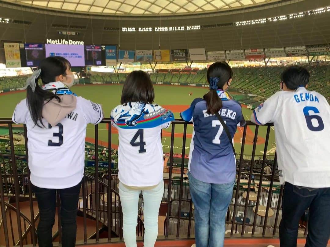 佐藤ひなたさんのインスタグラム写真 - (佐藤ひなたInstagram)「・ ・ 銀ちゃんファミリーが帰ってきたよー⚾️  YouTube 埼玉西武ライオンズ ﾁｬﾝﾈﾙで  昨年公開された第１弾 『あの頃も今もライオンズは黄金時代だ』に続く  第２弾 『新しい時代を、黄金時代に』が  公開されました〜‼︎  すっかり変わってしまった私達の生活 その中で出来る事を一生懸命に　という 素敵なストーリーになっています*☻☻*   野球が好きな方も詳しくない方も 是非観て頂けたら嬉しいです (第1弾まだ見てない方は是非第1弾から)  #埼玉西武ライオンズ #YouTube #seibulions #lions70th #ライオンズ 70周年 #特別映像 #第2弾 #新しい時代を黄金時代に #メットライフドーム #日本一めざしてどすこい #あの頃も今もライオンズは黄金時代だ #銀 役　#監督 さんも一緒にpic(o^∀^o) #佐藤ひなた #ひな #ひなbiz」4月9日 19時02分 - hinata_sato_official