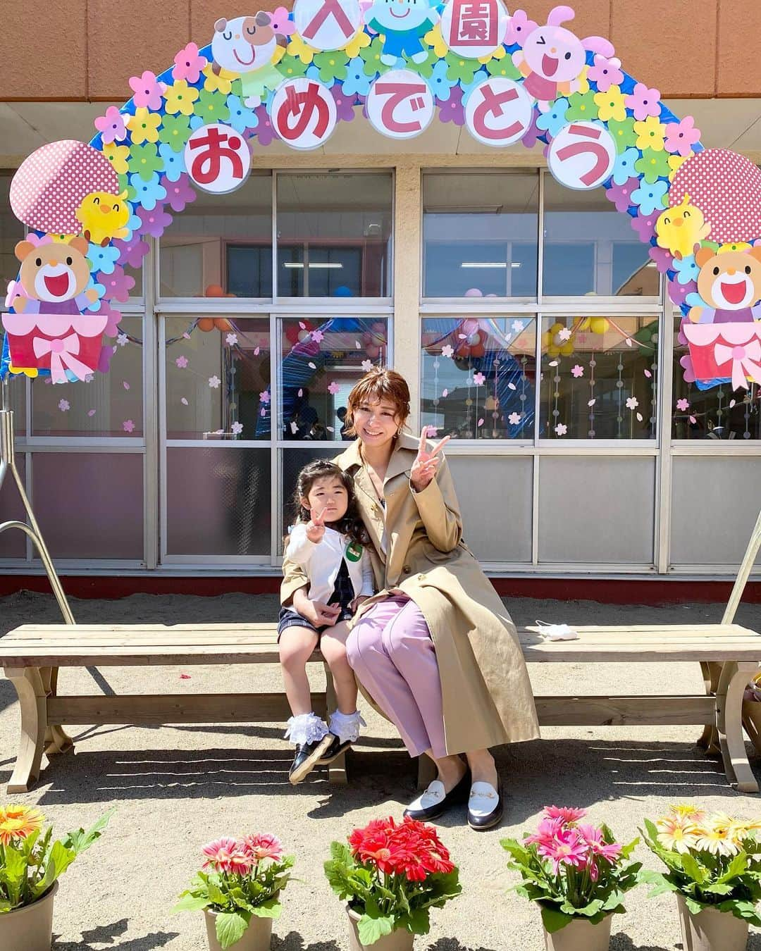 大友愛さんのインスタグラム写真 - (大友愛Instagram)「緊張ぎみの愛心ちゃんから→少しつづほぐれていい笑顔ありがとぉ❤️  入園おめでとぉ〜🌸 益々おてんばになると予測してますょ🦖💨  沢山学んで楽しい園生活にしよーねぇー😆  #愛心 #年少 #吉沼幼稚園  aco👗 @zara  mama 👗 @ateyaka.official  👠 @grandegrande_official  アクセサリー @hinahina.official.ec」4月9日 18時57分 - ai_dayooon