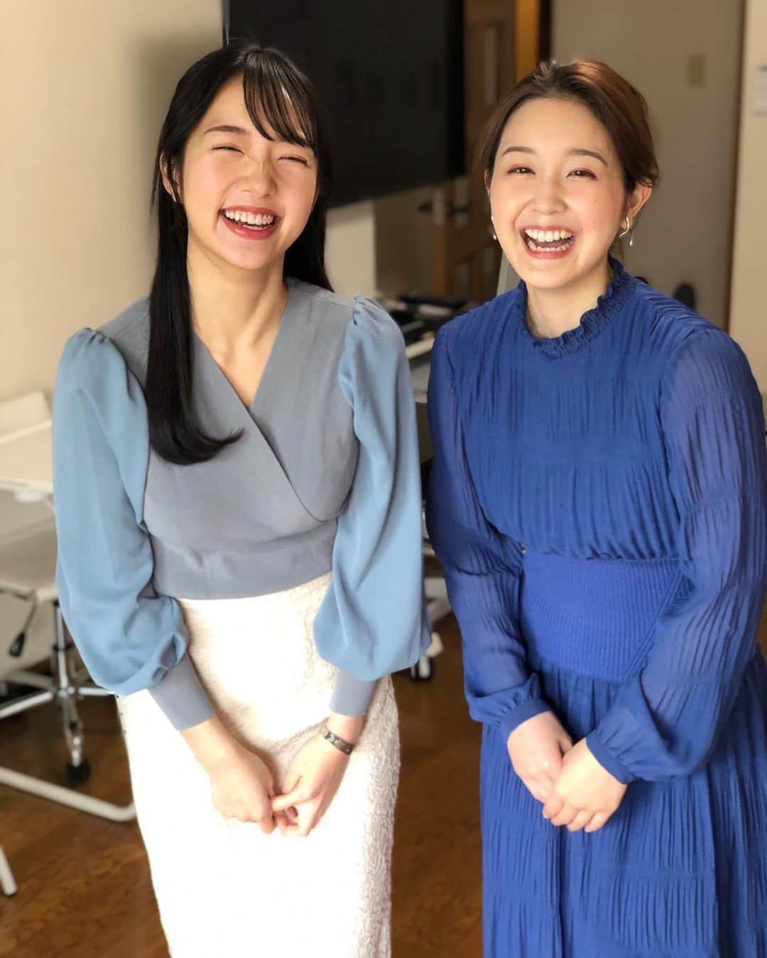 セントフォースさんのインスタグラム写真 - (セントフォースInstagram)「. ◯刈川くるみ（左） みなさん、はじめまして😊 刈川くるみ(かりかわくるみ)と申します。  博多で生まれ育ち、アナウンサーを夢みて東京に来ました。 このようにセントフォースのアナウンサーとして皆さんにご挨拶できることを、心から嬉しく感謝しております🌸 ㅤㅤㅤㅤㅤㅤㅤㅤㅤㅤㅤㅤㅤ 一歩一歩成長し、皆さんのために貢献できるよう頑張ってまいります！  どうぞ、よろしくお願いいたします😊✨  (そして事務所でばったり千織ちゃんに会えたので、一緒に撮ってもらいました!ありがとう🙌🏻)  ◯笹井千織（右） 笹井千織です！  先日事務所で偶然くるみちゃんに遭遇！ くるみちゃんとは洋服が被ることが多いんです！ この日もブルー同士で、私たちもマネージャーさんもびっくりでした😳  #刈川くるみ (@kurumi_karikawa ) #笹井千織 (@chiwori___ ) #セントフォース」4月9日 19時00分 - centforce.official