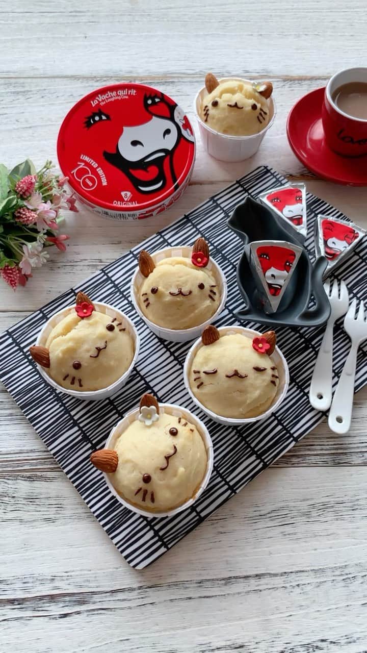 Little Miss Bento・Shirley シャリーのインスタグラム：「The Laughing Cow @thelaughingcow_sg is celebrating their 100th Anniversary, so let’s make a super yummy Tofu Cheese Cupcake to celebrate their birthday! The Laughing Cow’s Wedges is not only creamy & tasty, it’s also a good source of calcium, protein and a very versatile ingredient.  Check out their 100 years limited edition 8P wedges pack in-store as well!  Ingredients (Makes 5-6 cupcakes)  5-6 of The Laughing Cow’s 8P 80g silken tofu  60g sugar  45g vegetable oil  150g cake flour  1 tsp baking powder   The laughing cow is also running a social contest & Islandwide promotions with free gift (TLC limited edition mugs) for the month of April  TLC social contest: a. Share a video or photo of yourself with The Laughing Cow®️ or recipes made with The Laughing Cow®️ cheese on Facebook/Instagram b. Tag IG @thelaughingcow_sg / FB @thelaughingcowsingapore and add in hashtags #TheLaughingCow100 #TheLaughingCowSG. Make sure your post is public. c. The top 5 entries will each win a S$500 Takashimaya voucher! d. Contest ends 30 April 2021. Supermarket Promotion: a. Tier 1: Purchase S$15 worth of The Laughing Cow®️’s products to redeem a limited-edition The Laughing Cow®️’s Cup (Redemption at selected supermarkets) b. Tier 2: Purchase S$20 worth of The Laughing Cow®️’s products to redeem a limited-edition The Laughing Cow®️’s Cup + 1 Free Sure-Win Spin (up to $20 Fairprice vouchers) at various roadshows islandwide. c. Visit TheLaughingCowSingapore Facebook page for promotional and roadshow details.  #thelaughingcowsg , #thelaughingcow100」