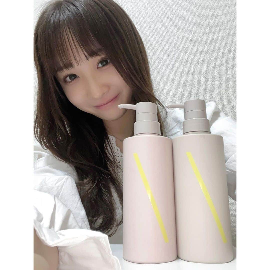 石川翔鈴さんのインスタグラム写真 - (石川翔鈴Instagram)「.  最近は @shinkoq_official のヘアケアがお気に入り🧴❤︎   花粉やほこりが髪に付かなくなるし、 紫外線からも守ってくれるそうです！ 暖かくなってきて屋外での撮影も増えてきたので 毎日使っています🙋‍♀️✨   時間が経ってもサラサラツヤツヤで感動です🤤   #ShinkoQ #アンチポリューション #汚れなければ髪はずっと美しい #PR」4月9日 19時12分 - karen__i328