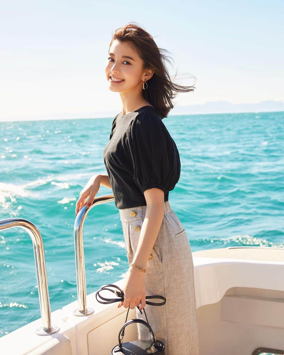 のインスタグラム：「≪LOUNIE  40th ANNIVERSARY≫ 40周年を迎えたLOUNIEの夏！ モデル・女優として大活躍の朝比奈彩さんがマリン風コーデを披露✨ゴールドボタンがアクセントになったワイドパンツを爽やかに着こなしてくれています！  Pants(11214151)¥25300 Knit(11237237)¥15400 Bag(11255122)¥20900  ㅤ 伸びやかに、しなやかに、進化を続けるすべての女性たちへ。 ㅤ 2021年、もう一度人生が始まるように、日々を楽しもう。 40周年のLOUNIEが、そんな"ワクワク"をつないでいく。 ㅤㅤ 新しい私、はじまる。 ㅤㅤ ㅤㅤ #LOUNIE#lounie#ルーニィ#2021ss#fashion#40thanniversary#新しい私、はじまる。#朝比奈彩 さん#キャンペーン#マリン#マリンコーデ#お仕事コーデ#パンツコーデ」