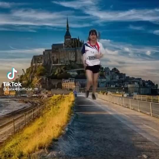 大久保美織のインスタグラム：「ไทก้า ไฟย้า โหว ไทยแลนด์ 🇹🇭💪  พวกเรา BNK48 พร้อมแล้วคร่า ❗️❗️ เพื่อนๆ พร้อมกันแล้วหรือยังคะ 🙌  มิโอริ ขอชวนเพื่อนๆ ออกมาร่วมสร้างสีสัน โชว์สเต็ป ครีเอทไอเดียการวิ่ง สุดเจ๋ง🏃‍♂️ วิ่งยังไงให้สนุก 🏃‍♀️ ผ่าน Green Screen ใน CHALLENGE TIKTOK #วิ่งไปโตเกียวโอลิมปิก ผ่านเสียงเพลง THE POWER OF UNITY “รวมใจสู่ชัยชนะ” 🎵🎶  ใครครีเอทถูกใจกรรมการมากที่สุดมีสิทธิ์ลุ้นรับรางวัล IPHONE12 MINI และ ของรางวัลอื่นๆ อีกมากมาย 📱  สามารถร่วมกิจกรรมได้แล้ววันนี้ที่ TIKTOK 🔍 #วิ่งไปโตเกียวโอลิมปิก 🕺  🗓 ตั้งแต่ วันนี้ - 8 พฤษภาคม 2564  📌สำหรับใครที่อยากร่วมวิ่งสะสมระยะทาง 1 ล้านกิโลเมตรสู่โอลิมปิก สามารถสมัครได้ที่ Web Checkrace  #BNK48 #MioriBNK48 #大久保美織 #Virtualrun #roadtotokyo2020 #Thaiteamชนะใจคนไทย #วิ่งส่งธงชาติไทยไปโตเกียวโอลิมปิก」