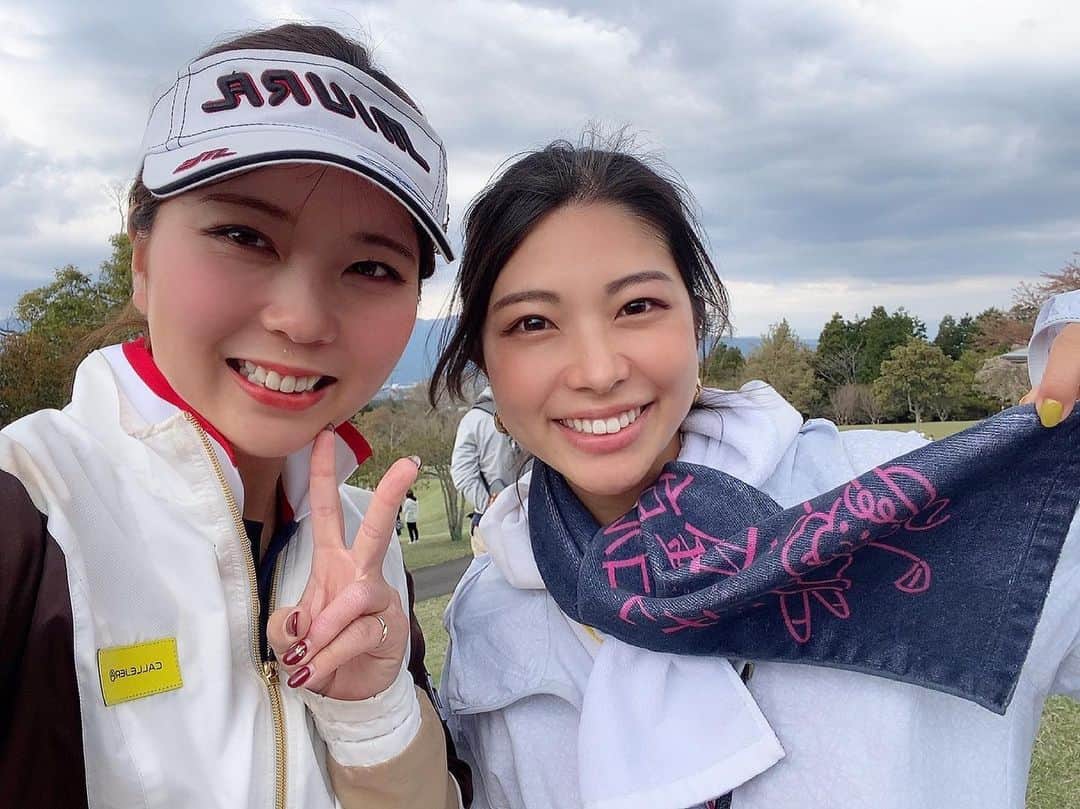 ゆりあさんのインスタグラム写真 - (ゆりあInstagram)「今日は @twgtour で白金台女子ゴルフ部のグッズのブースを出させていただきました❤️  来てくださった皆様、本当にありがとうございました🙇‍♀️✨白女見てるよってたくさん声かけて下さって嬉しすぎました😭！  選手のみんなもお疲れ様でした😆⭐️  今日の試合を取材した映像は後日、白女YouTubeでアップ予定です♪お楽しみに！  バタバタしすぎててみんなとの写真が全然ない🥺笑 えりなちゃんが撮ってくれてた🥺  寒かったのでみなさん風邪ひかないようによくあったまってくださいね！ . #BS日テレ #白金台女子ゴルフ部 #白女応援団 #ゴルフ #ゴルフ女子 #強かわ女子 #若手女子ゴルファー #ゴルファー #golf #instagolf #instagolfer #Shirojo #白女 #shirokanedailadiesgolfclub #ゴルフ好きと繋がりたい #女子ゴルフ #ゴルフ好き #かわいい #⛳️ #🏌️‍♀️ #youtube #密着撮影 #チャンネル登録お願いします」4月9日 19時36分 - yuria.golf