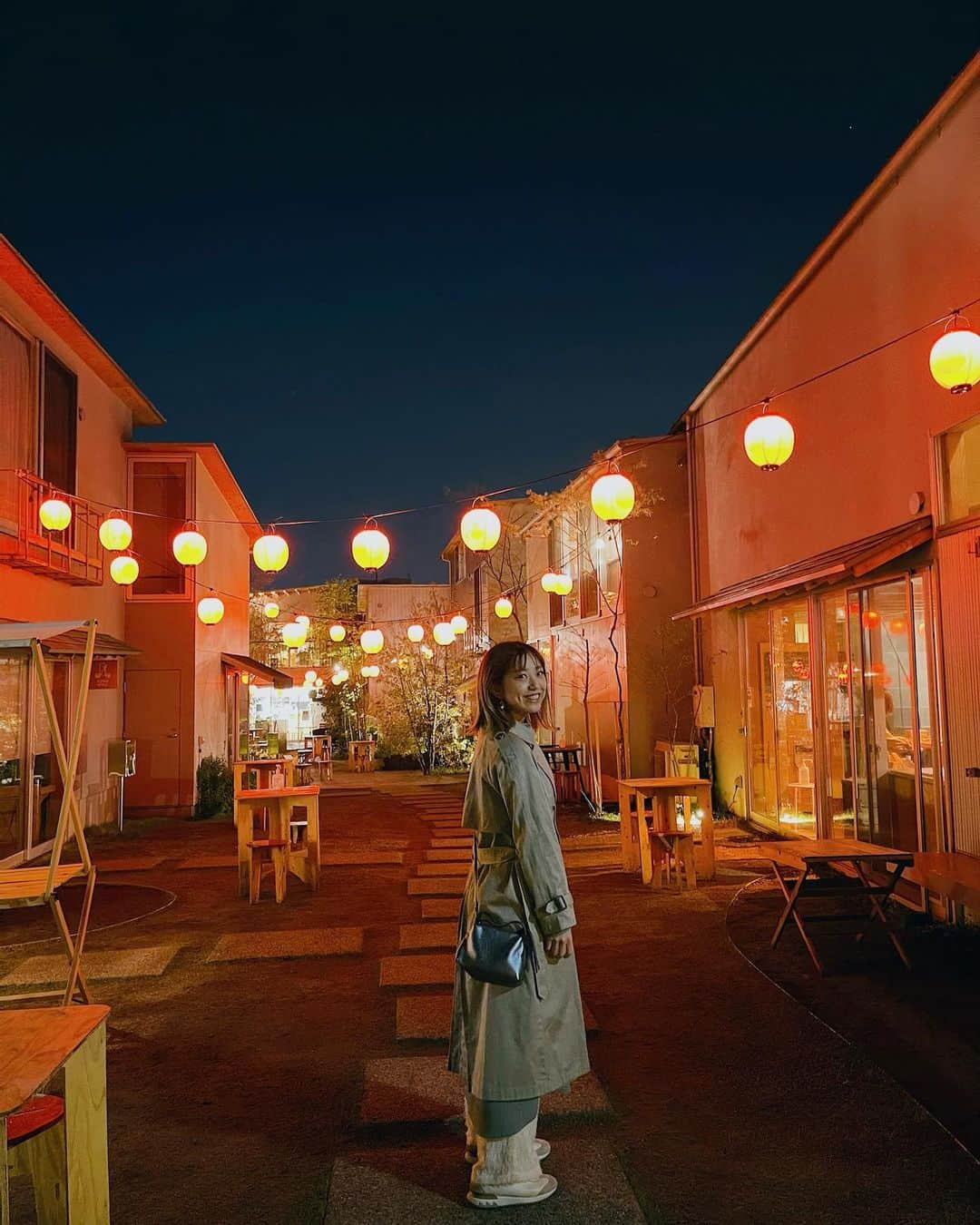 本橋優華のインスタグラム：「お散歩した日☺︎  また落ち着いたらお店も行ってみたいな。  #shimokitazawa#setagayadaita #ramp#light#goodnight #夜散歩#灯#提灯」