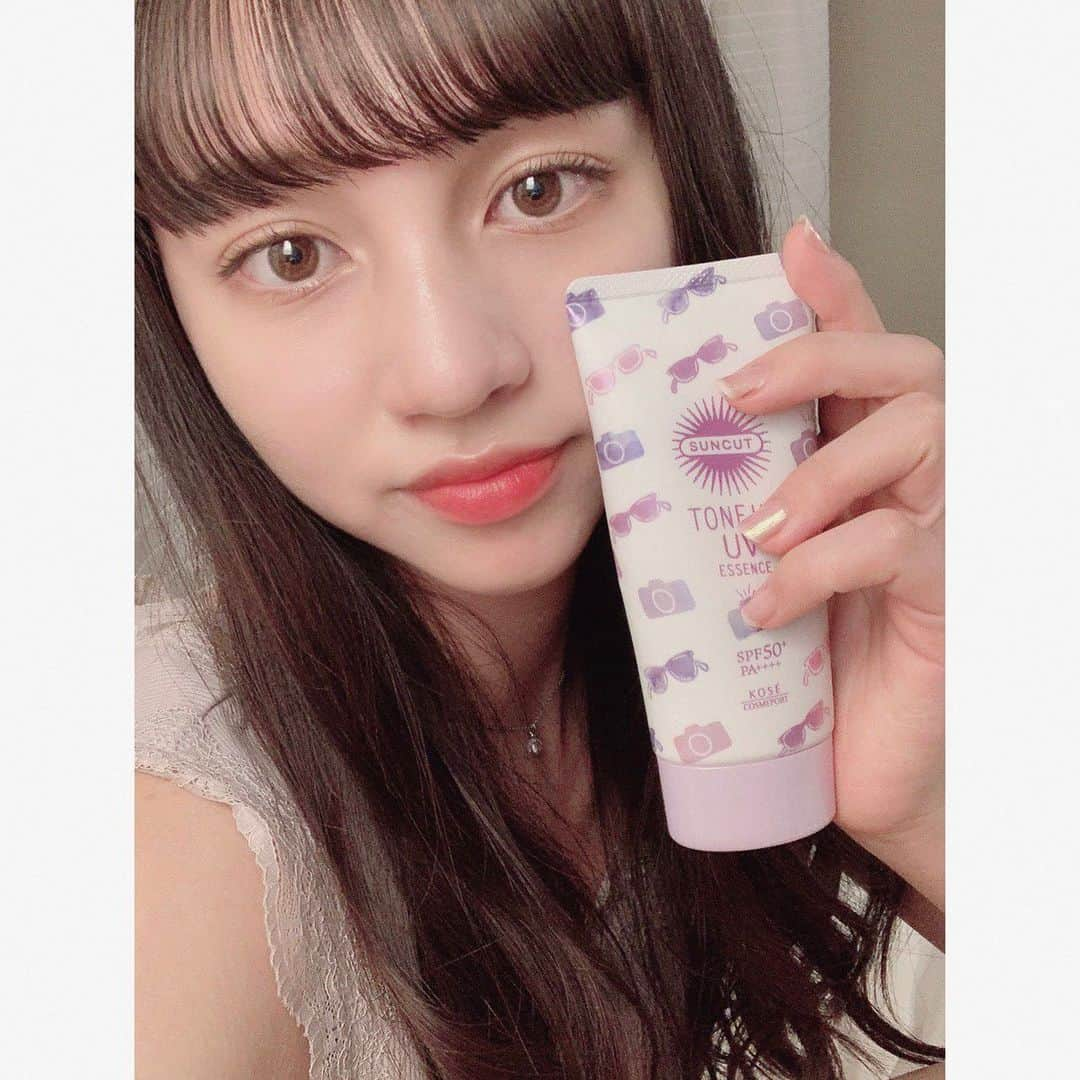 長谷川美月さんのインスタグラム写真 - (長谷川美月Instagram)「.  香音さんと、あいりるさんが、 サンカットトーンアップ UV の応援隊長に就任したそうです☺︎  私は香音さんが推してるサンカットのラベンダー派💜  日焼け止めなのに、ラベンダー色のこのクリームを塗ると自然とトーンアップできちゃうし、肌のくすみも抑えられてめちゃめちゃいいのよ〜〜  透明感がアップすると、どんな色のお洋服も合うようになるから色んなお洋服に挑戦したくなるね☺︎  私はラベンダーを使っているけど、 ミントグリーンもあります💚  ちなみに皆さんはどっち派ですか？？  #サンカット #トーンアップコーデ #トーンアップ #日焼け止め #美肌 #suncut_supported  @suncut_official」4月9日 19時45分 - mxx.____29