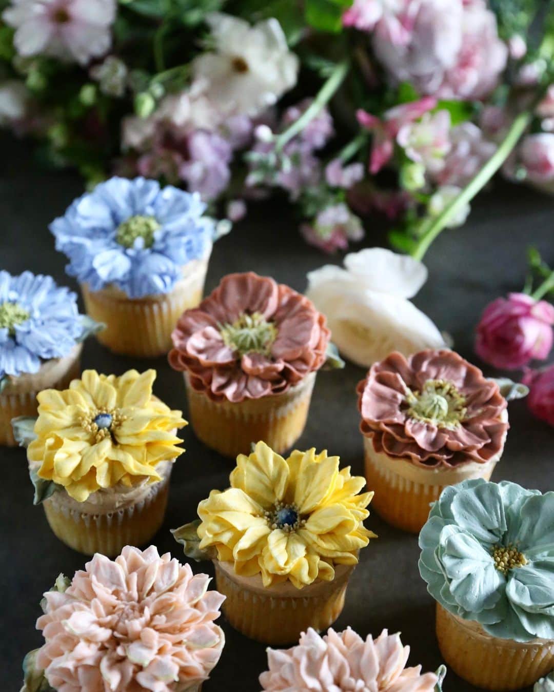 청담 수케이크 (atelier soo)のインスタグラム：「ㅡ 오늘조색심각히예쁘네⚜️ advanced class ㅡ #flower #cake #flowercake #partycake #birthday #bouquet #buttercream #baking #wilton #weddingcake #cupcake ㅡ www.soocake.com vkscl_energy@naver.com」