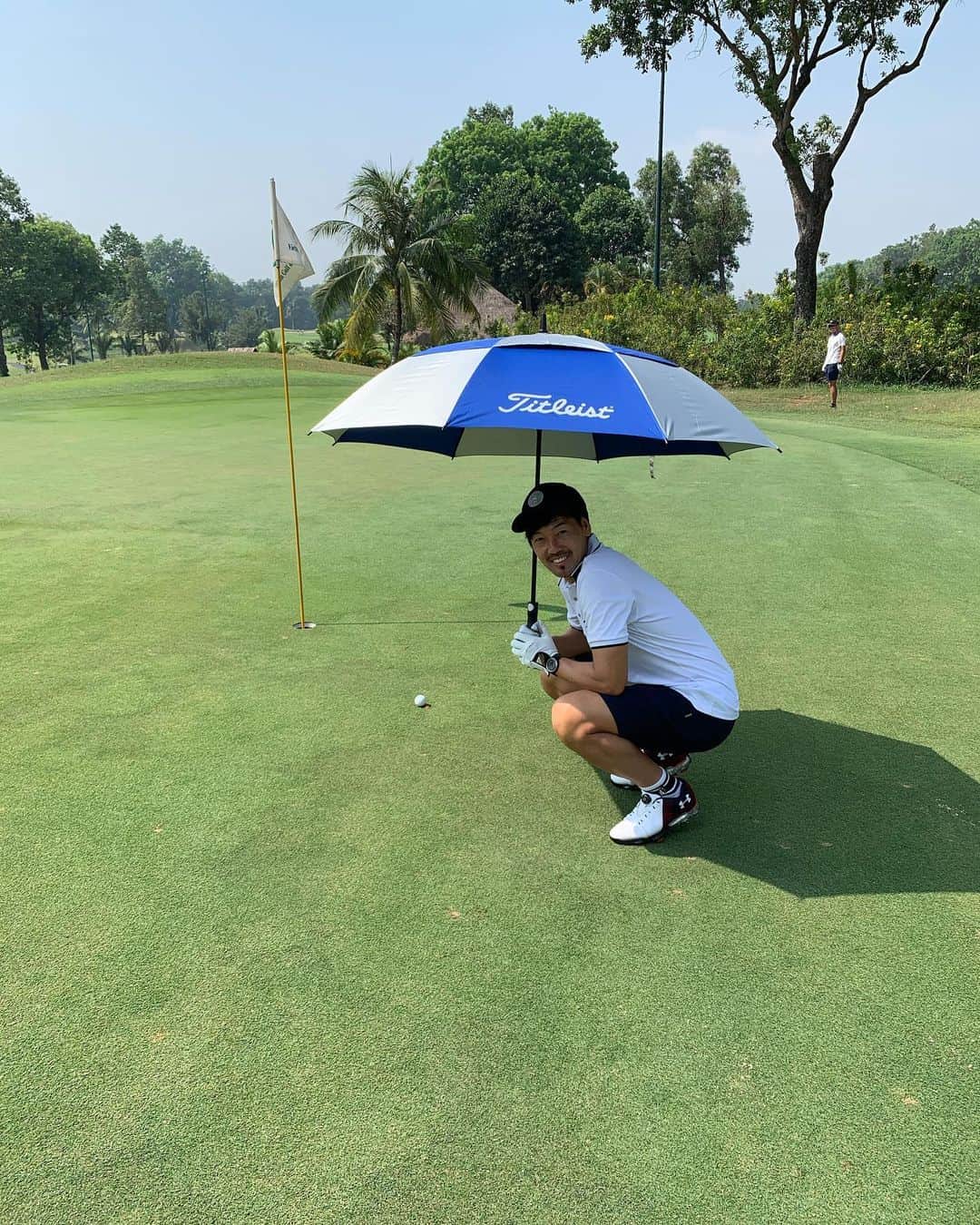 松井大輔さんのインスタグラム写真 - (松井大輔Instagram)「初コースからの初バーディーからの調子のってたらボテボテ、、、  次行ってみよー  #golf #golfshot  #vietnam  #hochiminh  #saigon #ゴルフ #style #ゴルフコーデ  #初心者 #練習あるのみ #初バーディ」4月9日 20時21分 - matsuidaisuke_official