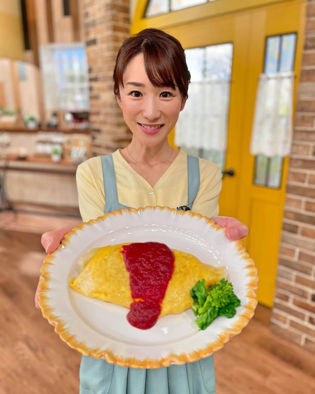 堂真理子さんのインスタグラム写真 - (堂真理子Instagram)「明日テレビ朝日で朝4：55〜の「おかずのクッキング」は、ターメリックライスで作る「彩りオムライス」をご紹介します🍴一緒に紹介する、「豚たまのおどんぶり」も、とっても簡単で自宅でも作っています♪ 早起きされたら、是非ご覧下さい♪  　#おかずのクッキング　#料理　#おかず　#オムライス　#ターメリック　#ご飯　#豚たま 　#テレビ朝日　#堂真理子　#アナウンサー　#アナウンサー衣装  　☆カーディガン,スカート…#NEWYORKER ☆エプロン… #サロンジェ」4月9日 20時29分 - mariko_do