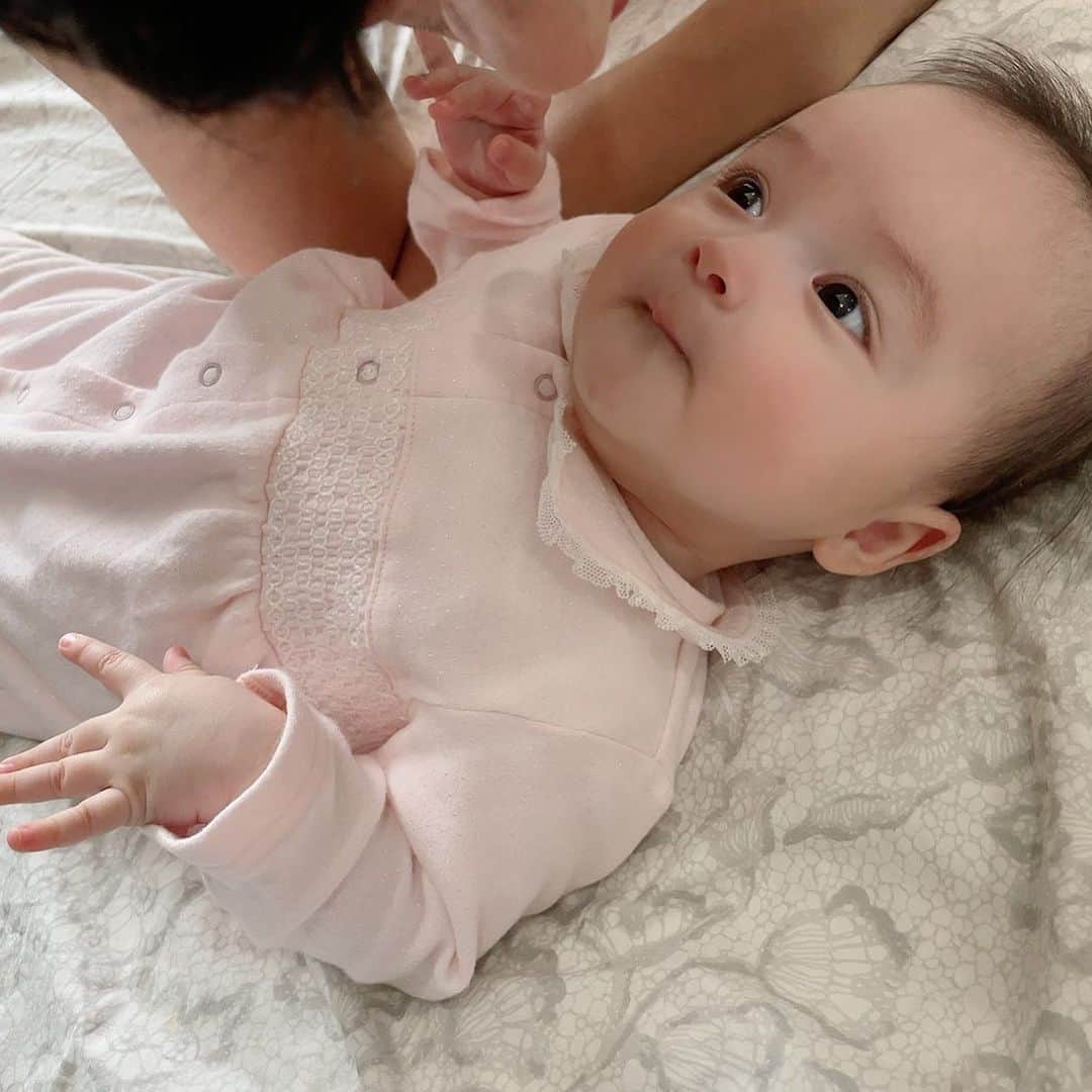 アレクサンダーのインスタグラム：「もうすぐ寝返りかな❤️  #赤ちゃん」