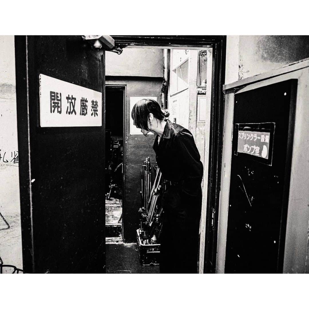 渋谷龍太さんのインスタグラム写真 - (渋谷龍太Instagram)「開放厳禁。あー、の時。  写真 @hamanokazushi   #cohol #eggman #superbeaver #ライブハウス」4月9日 20時27分 - gyakutarou