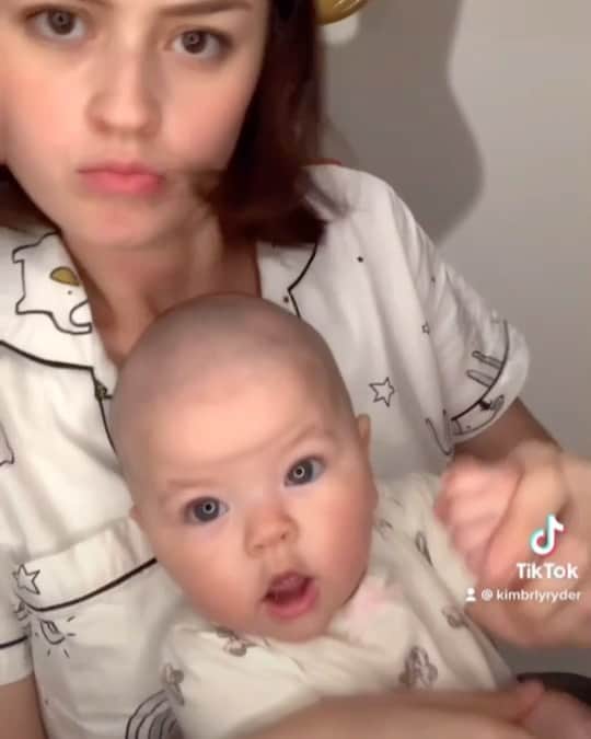 Kimberly Ryderのインスタグラム：「Jangan macem-macem yaaa! ✊🏼 #tiktok」